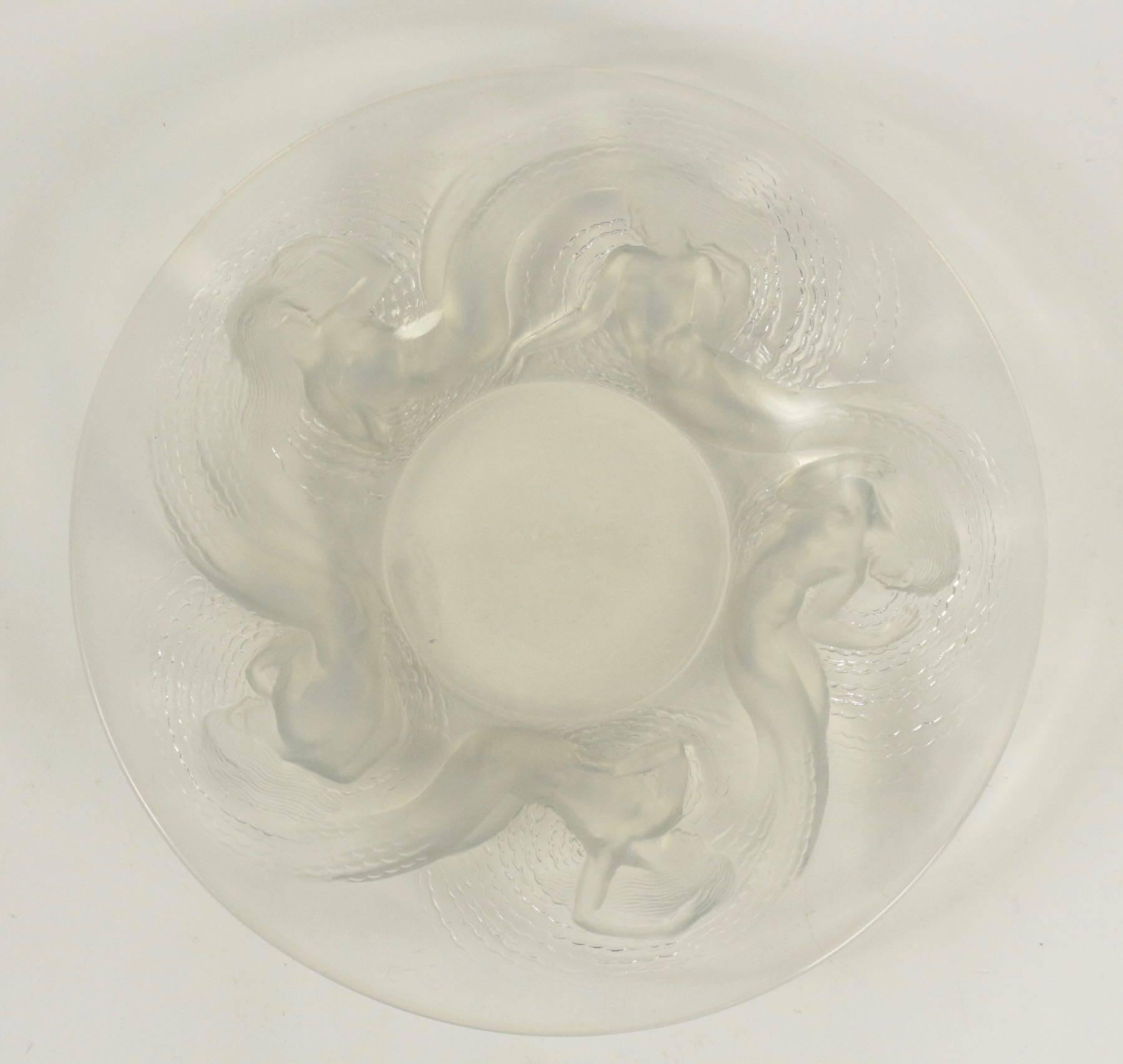 Molded opalescent glass "Calypso" bowl.
Opalescent glass decorated with five mythical female type figures (sea nymph) in various poses on the slightly elevated our part of the bowl surrounding the undecorated center diamètre : 38.5