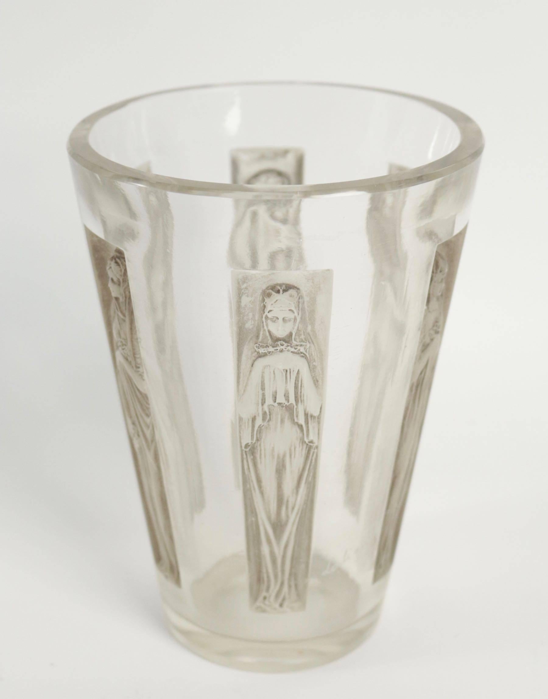 Vase beaker form heavy clear glass with half a dozen vertical inset panels each having a robed woman
model created in 1912.
Measures: High 20 cm.
Vase Gobelet six figurines en verre moulé pressé patine bleu modèle créé en 1912 décoré de 6
