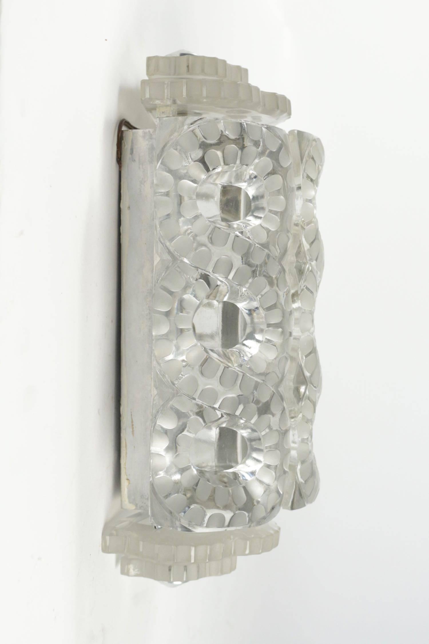 Designed by Marc Lalique in 1947, the Seville crystal element illuminates all interiors. Its satin finished crystal volutes create fascinating plays of light.
Handcrafted in France
Designed by Marc Lalique, 1947
This majestic artwork reflects the