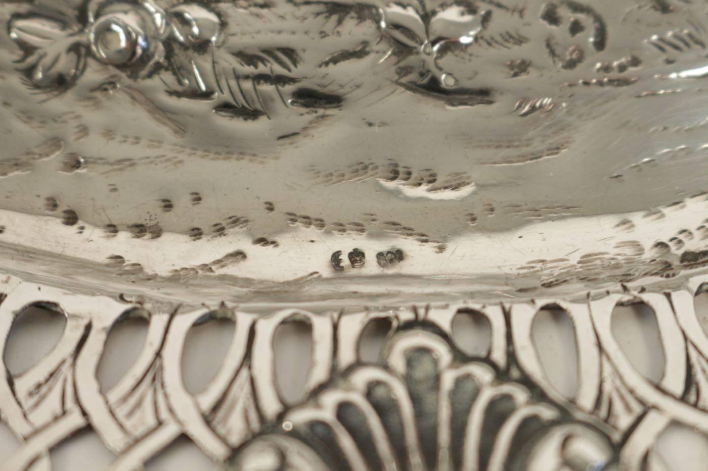 19th Century Sterling Silver Pierced Dish with Cherubs and Garlands of Flowers In Good Condition In Saint-Ouen, FR
