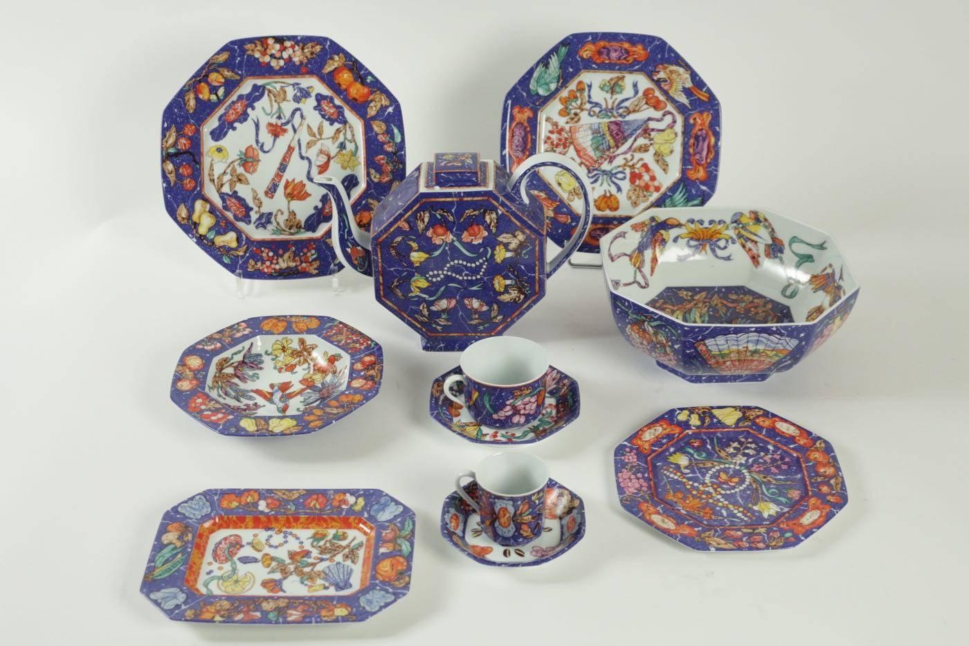 This set comprising
Five large dishes D: 28 Cm
Five soup plates D: 20 cm
Five plates D: 25 cm
Five dessert plates D: 21 cm
Two dishes 22 cm x 18 cm
One large salad bowl diameter 24 cm, high 10 cm

One coffee maker, five cups of coffee and