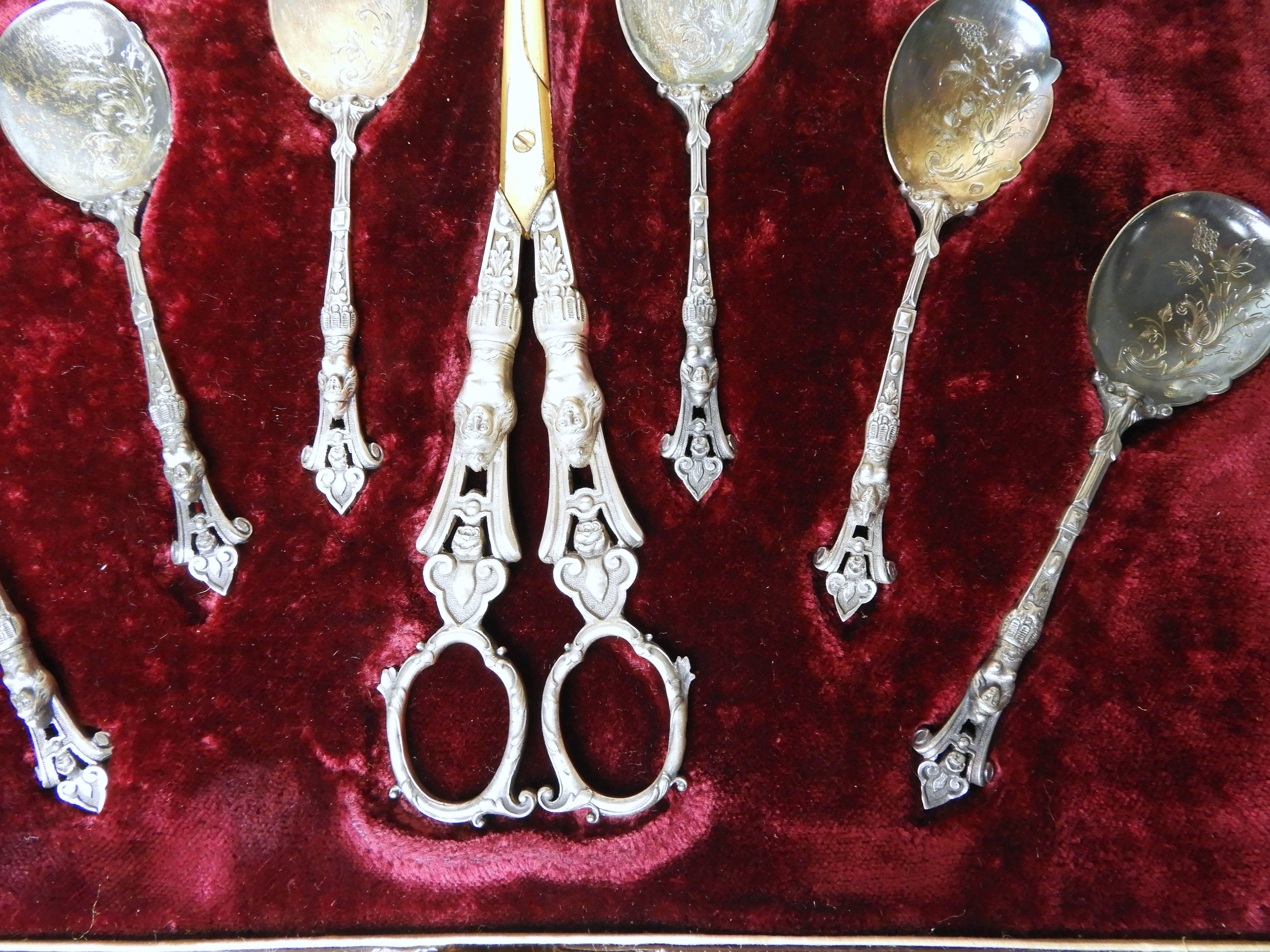 
Dessert service in silver Minerva with six ice cream scoops (124gr) and a grape chisel the handle in silver Minerva (85gr tel) openwork sleeves decorated with caryatids, Ecrin House GAUJAL Bédarieux master punch goldsmith: Emile PUIFORCAT