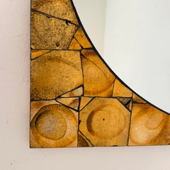Espejo alemán de mosaico en madera dorada, atribuido a Berthold Müller, de mediados de siglo, década de 1960