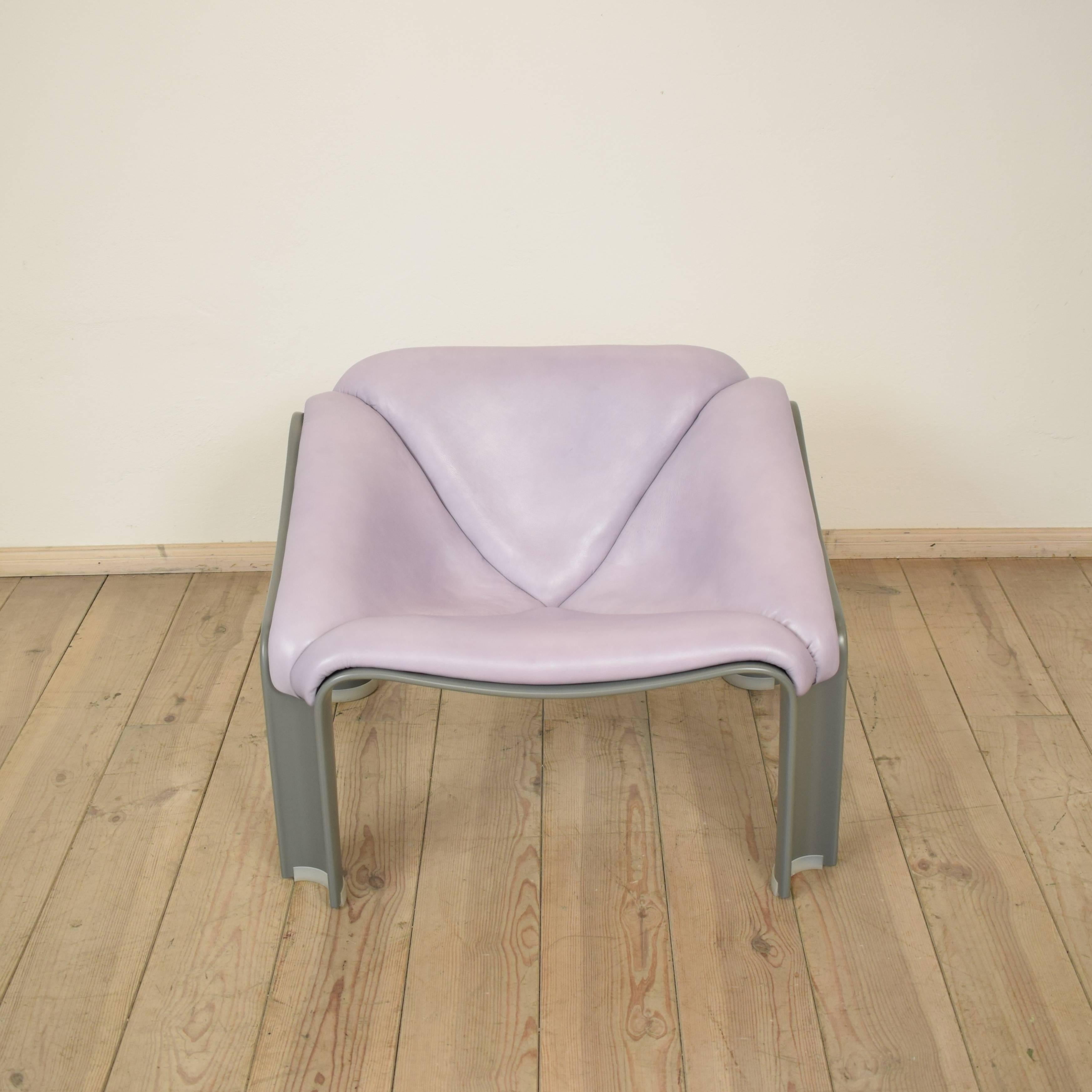 This chair was designed by Pierre Paulin for Artifort, circa 1960. The chair is made from plastic which was re-lacquered in light grey. The upholstered was re-done in a light purple/grey fine leather. The chair is in a very good condition.