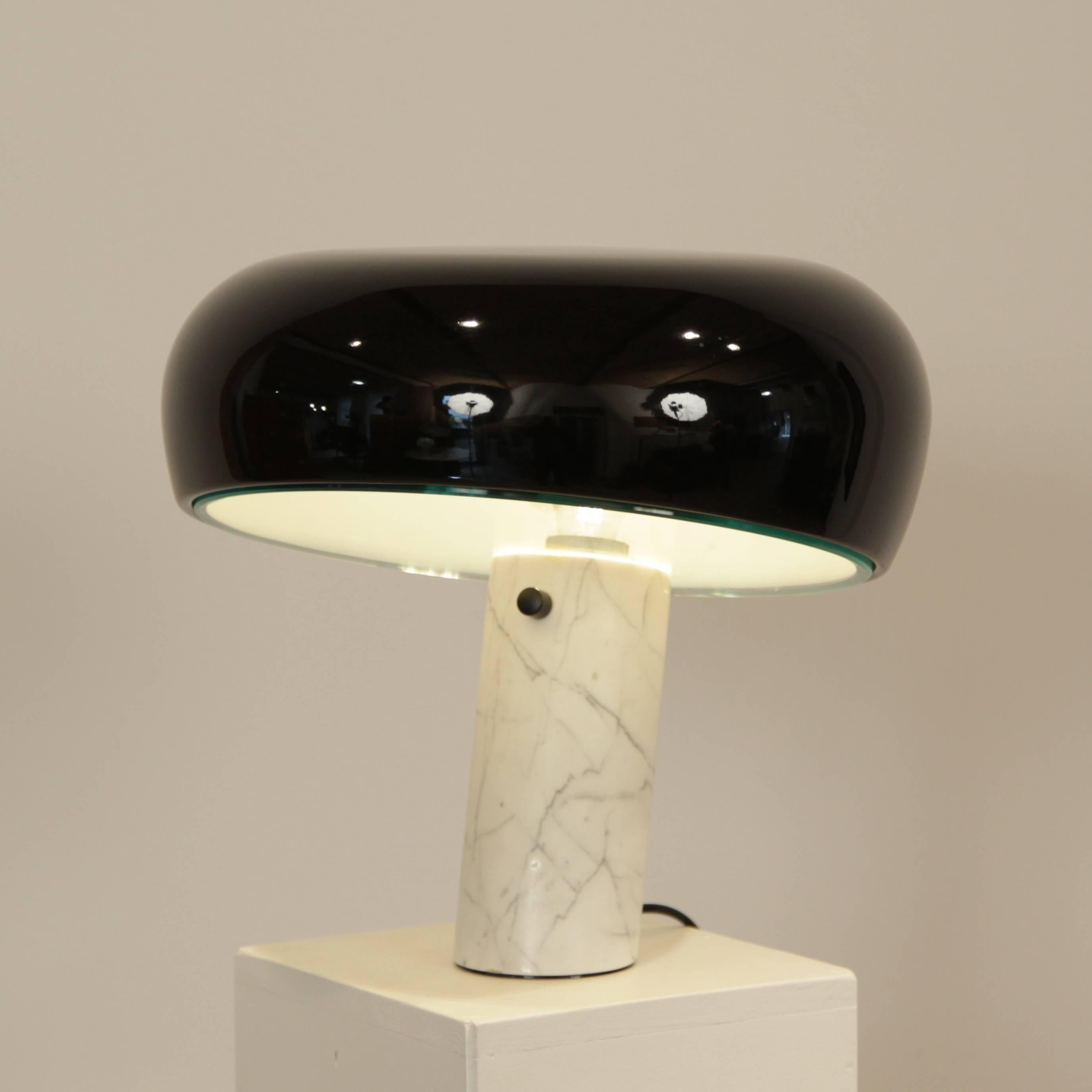 This snoopy table lamp was designed by Achille & Pier Giacomo Castiglioni in the 1960s for Flos. It features a white marble base a glass diffuser with a black enameled metal shade on top of it. It is in a good original vintage condition.