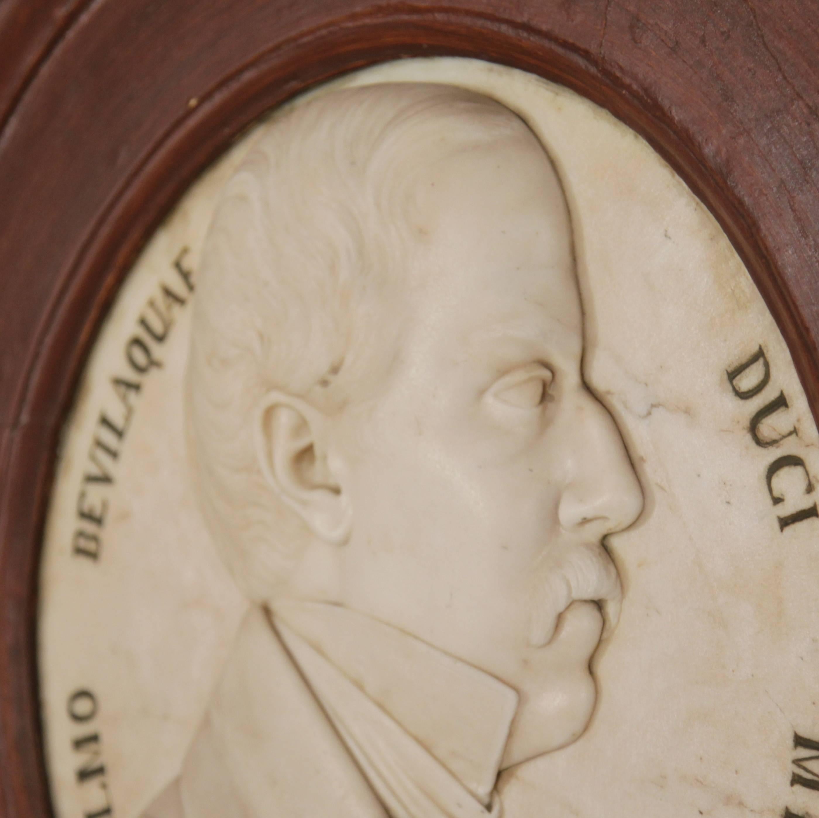 19th Century White Marble Relief Tondo with Portrait of the Duke of Bevilaqua In Good Condition For Sale In Berlin, DE