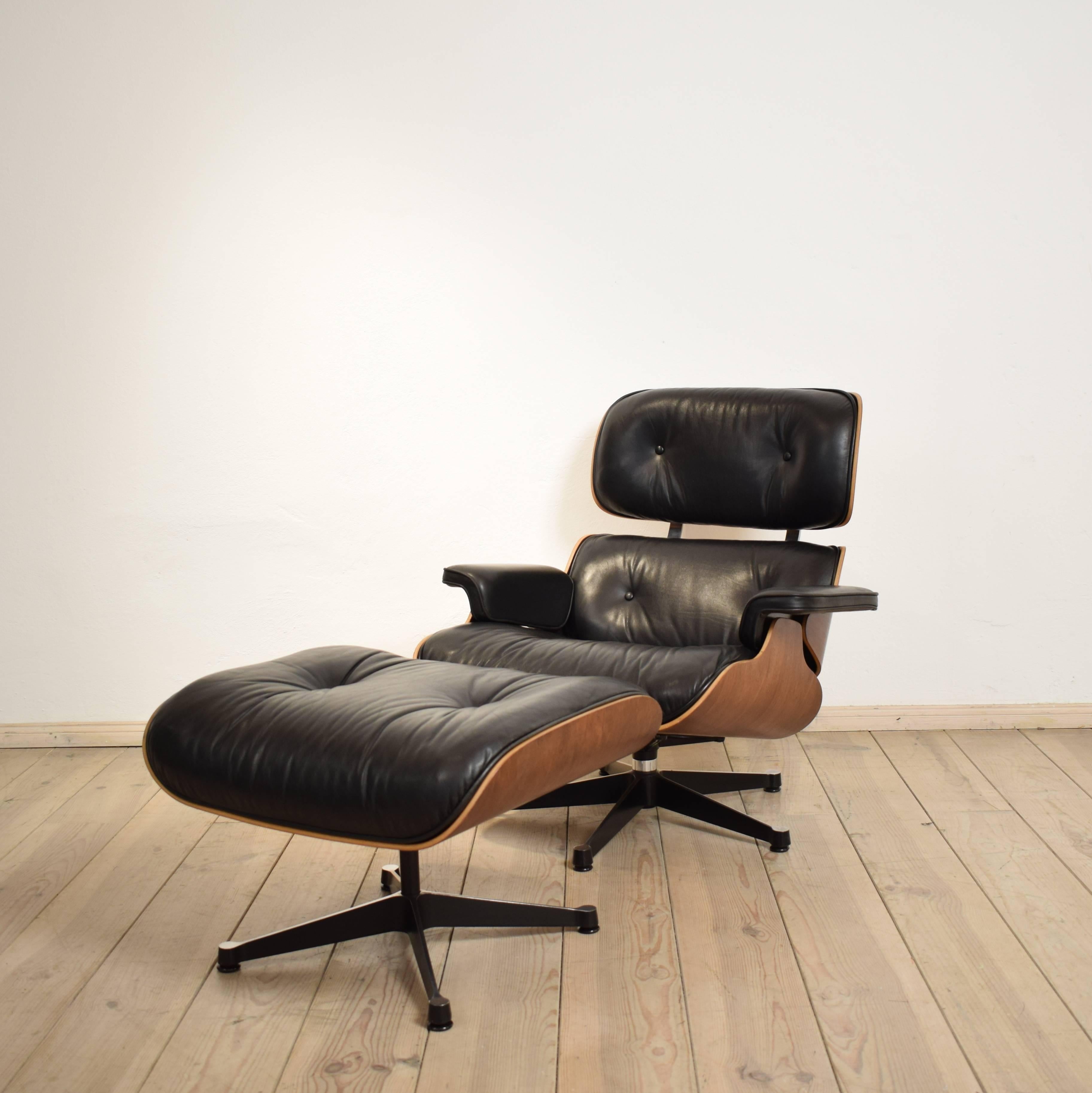 This lounge chair by Charles and Ray Eames comes with a ottoman and is out of rosewood and has black leather cushions.
It is produced by Vitra.
The chair is in perfect condition.
The leather was cleaned and conditioned and the wood was also