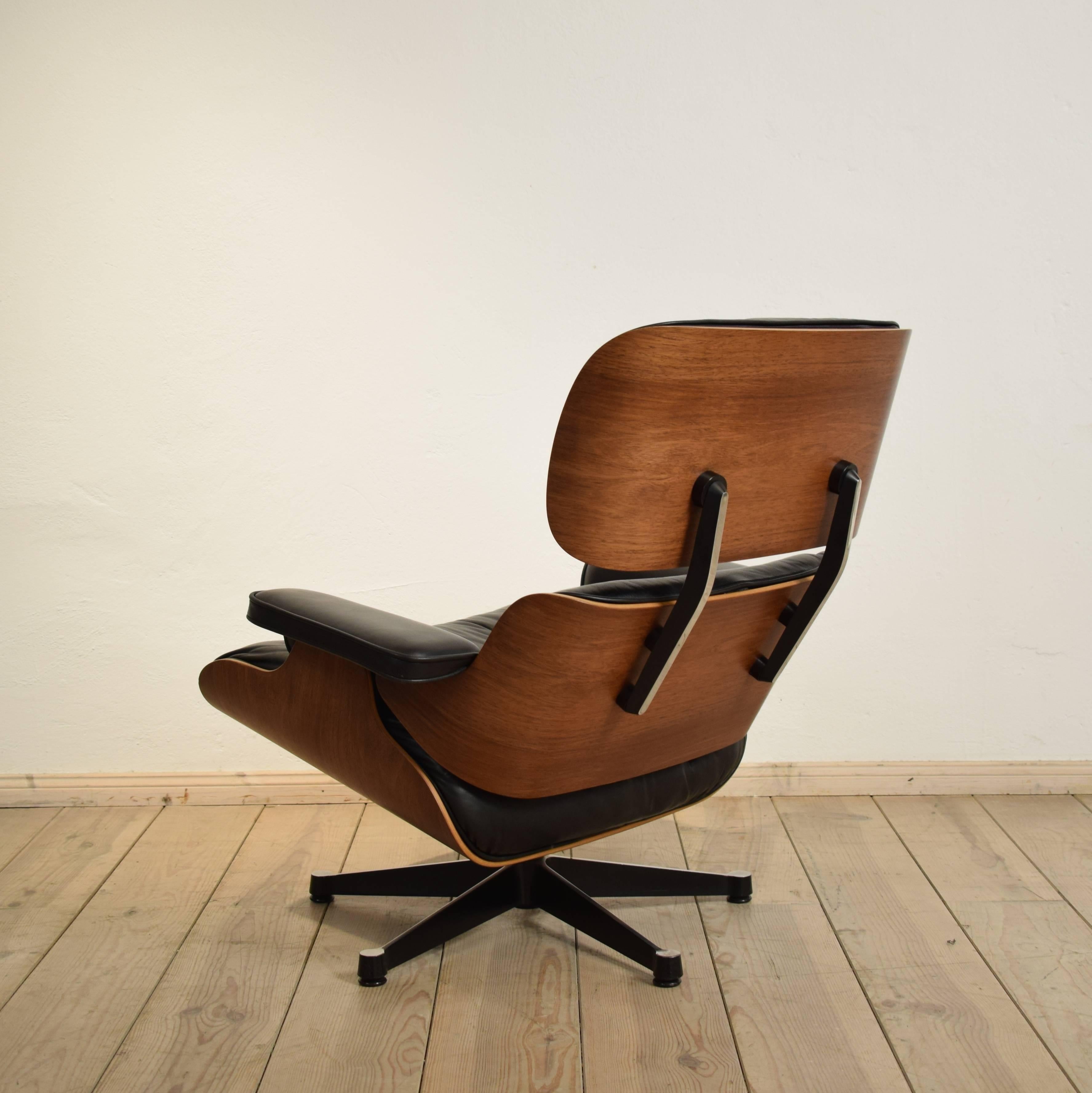 Mid-Century Modern 1970s Eames Lounge Chair with Ottoman in Rosewood with Black Leather