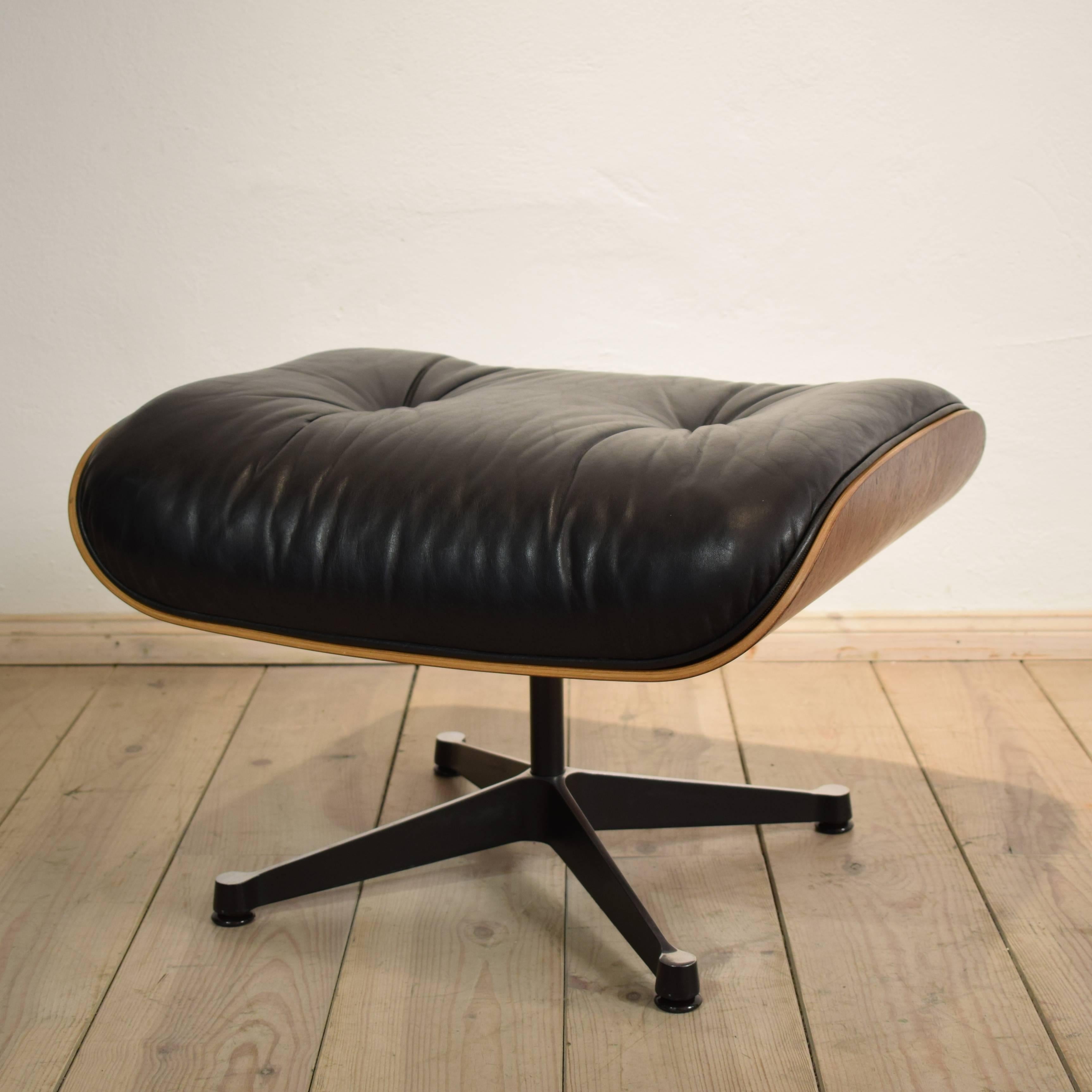 20th Century 1970s Eames Lounge Chair with Ottoman in Rosewood with Black Leather