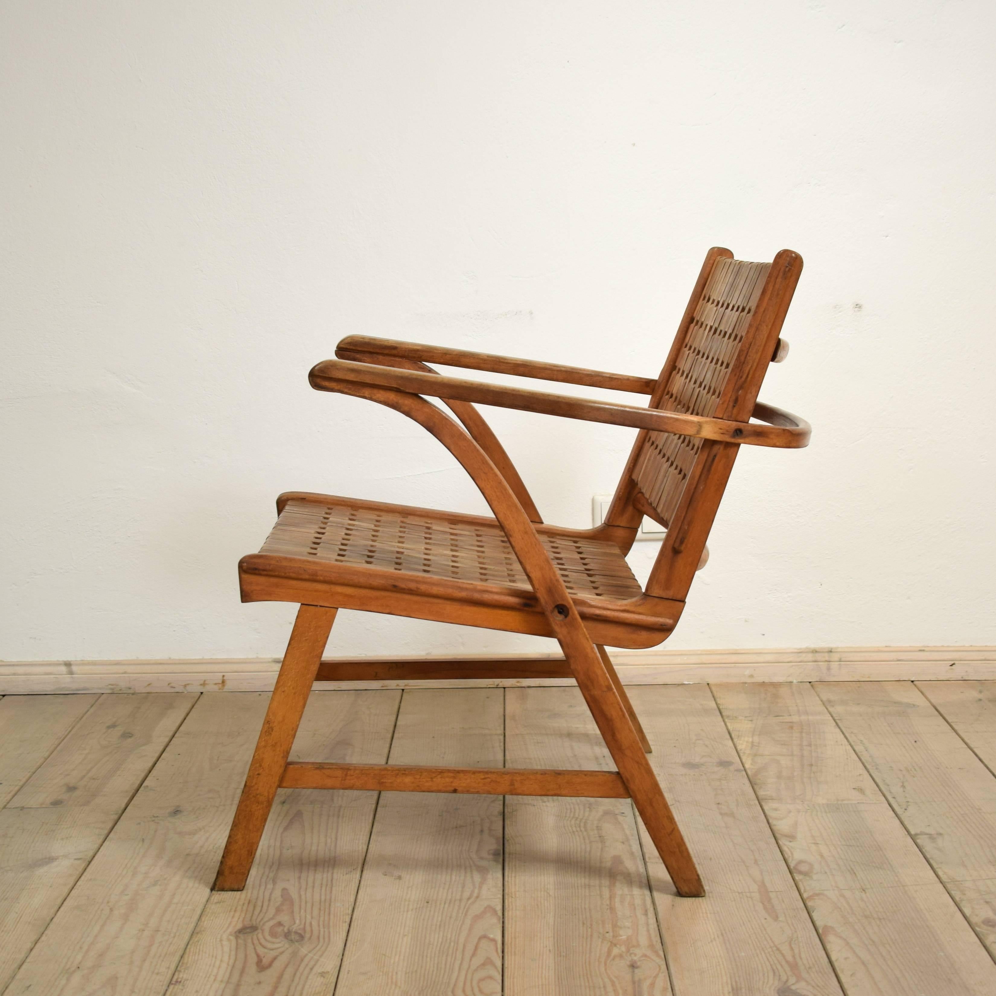 This beechwood Bauhaus lounge chair by Erich Dieckmann with a tension sprung articulated seat and back is very rare.
The chair is very comfortable and has a unique look.
A timeless pice of furniture which fits to antique and modern design.