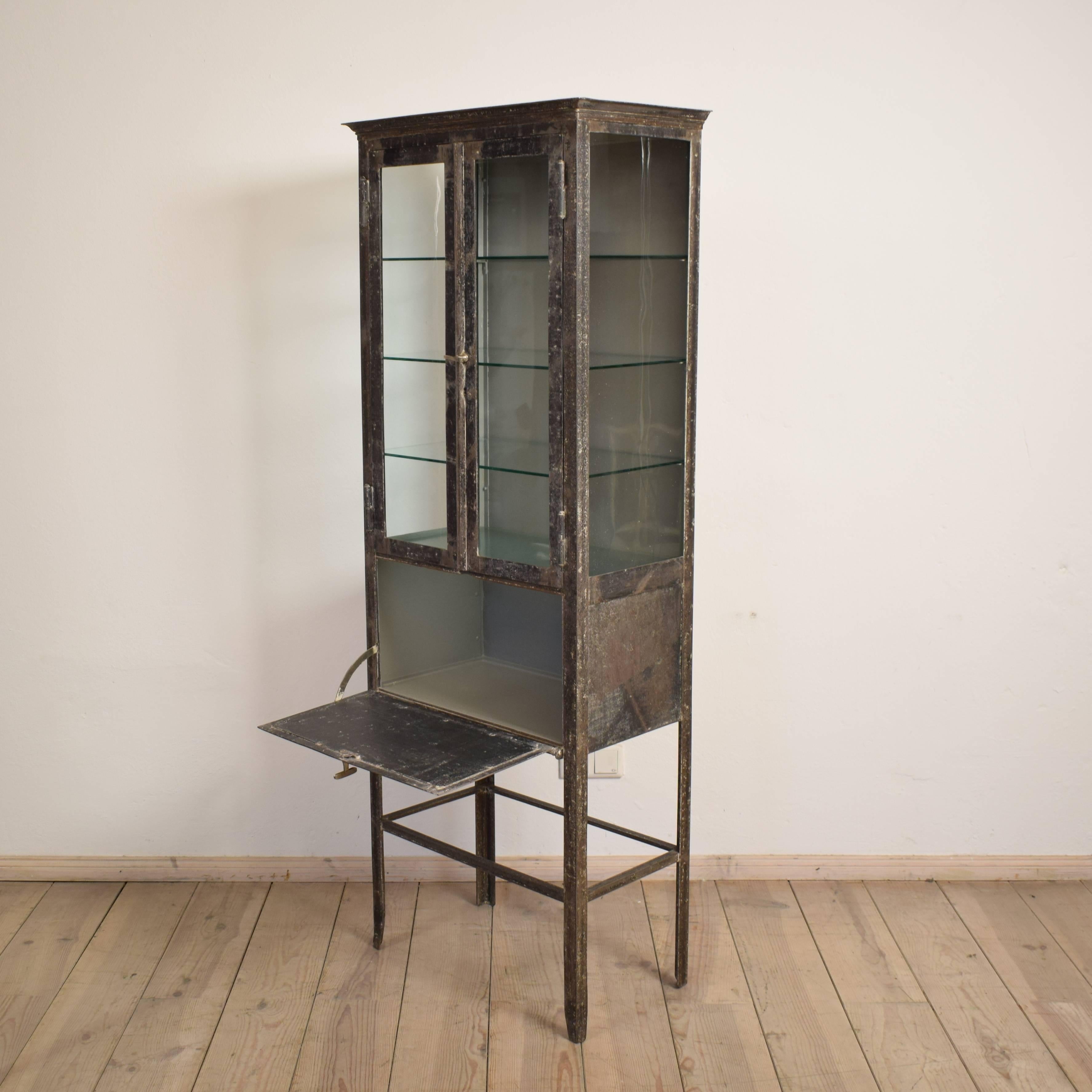 Industrial Bauhaus Display Cabinet / Vitrine, 1930s In Good Condition In Berlin, DE