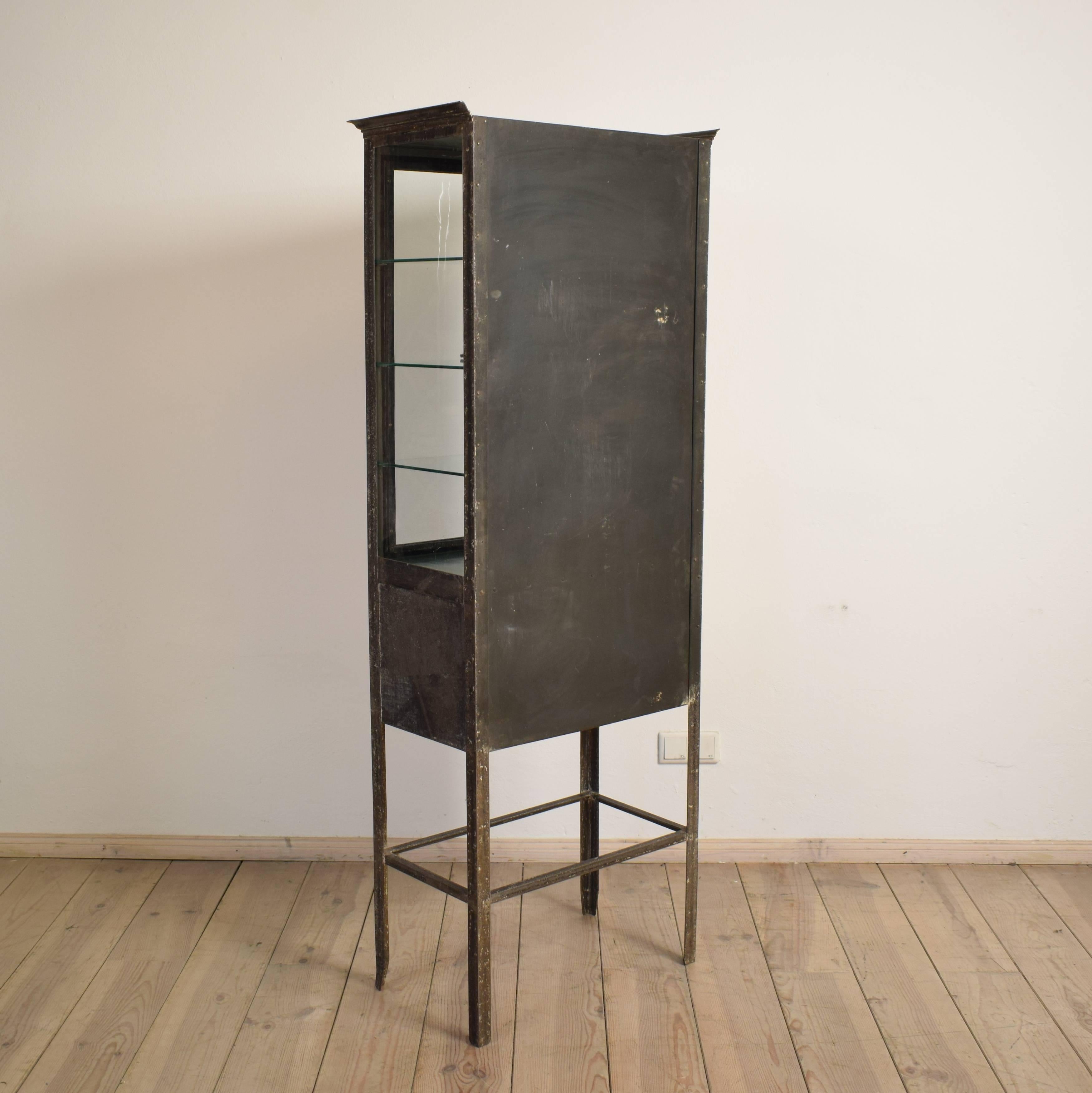 Mid-20th Century Industrial Bauhaus Display Cabinet / Vitrine, 1930s