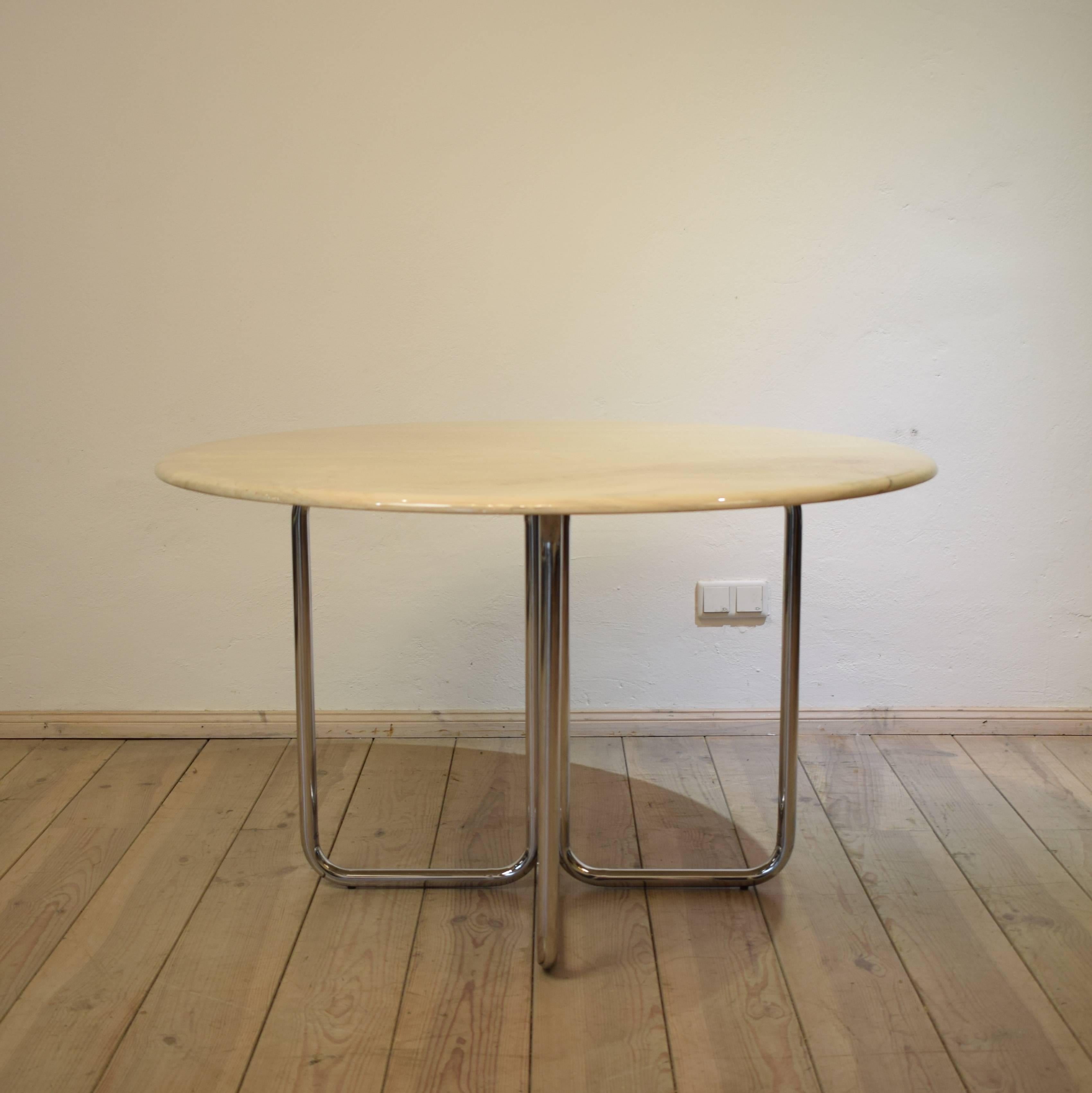 This round vintage marble dining table was produced by Tecta in the 1960s in the style of Stefan Wewerka and Marcel Breuer. The marble plate with a decorative grain sits on a simple but elegant chrome frame.