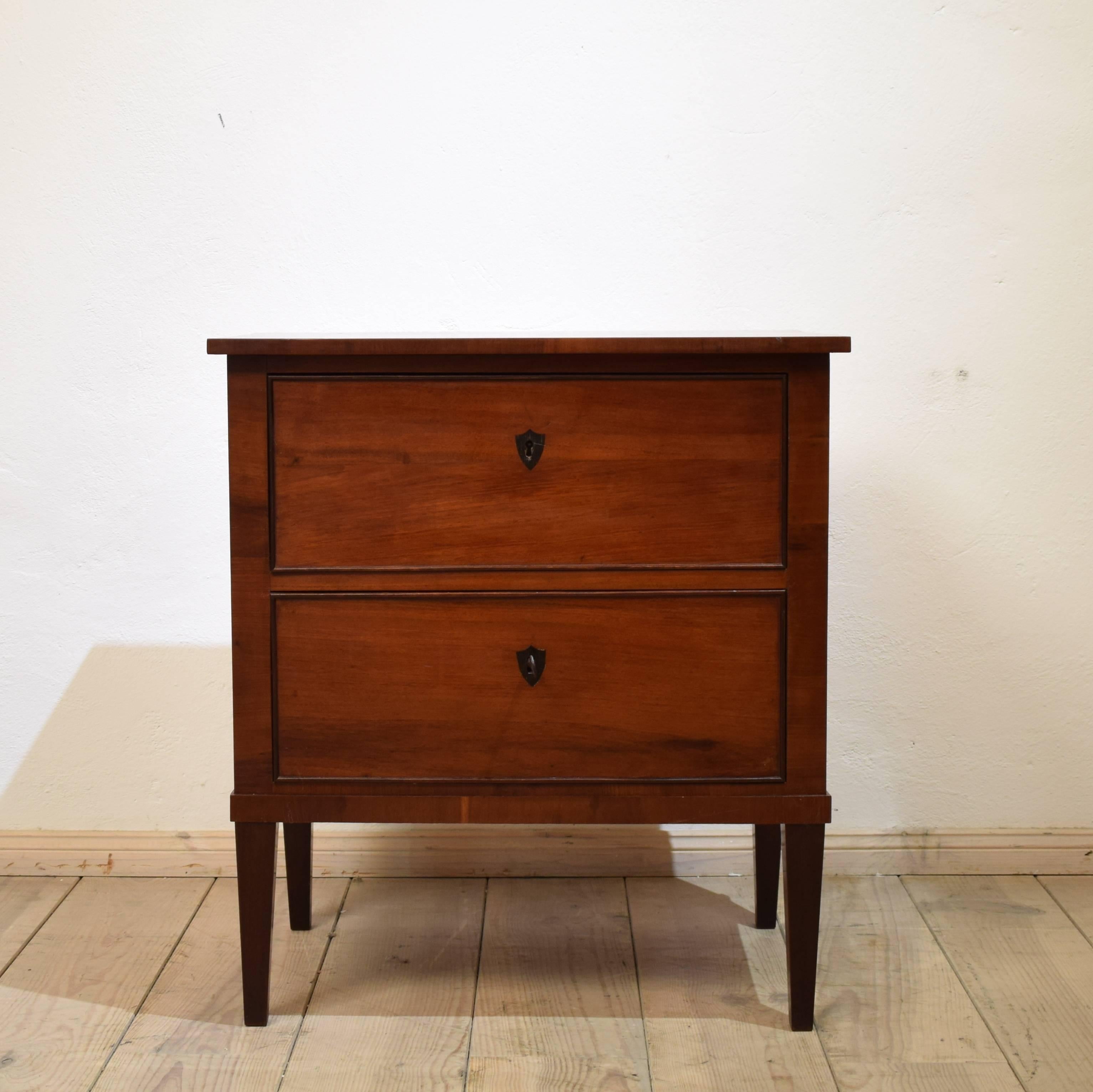 This small Biedermeier chest of drawers from circa 1820 comes from North Germany and is veneered in mahogany. It still has the original surface and a very nice Patina.