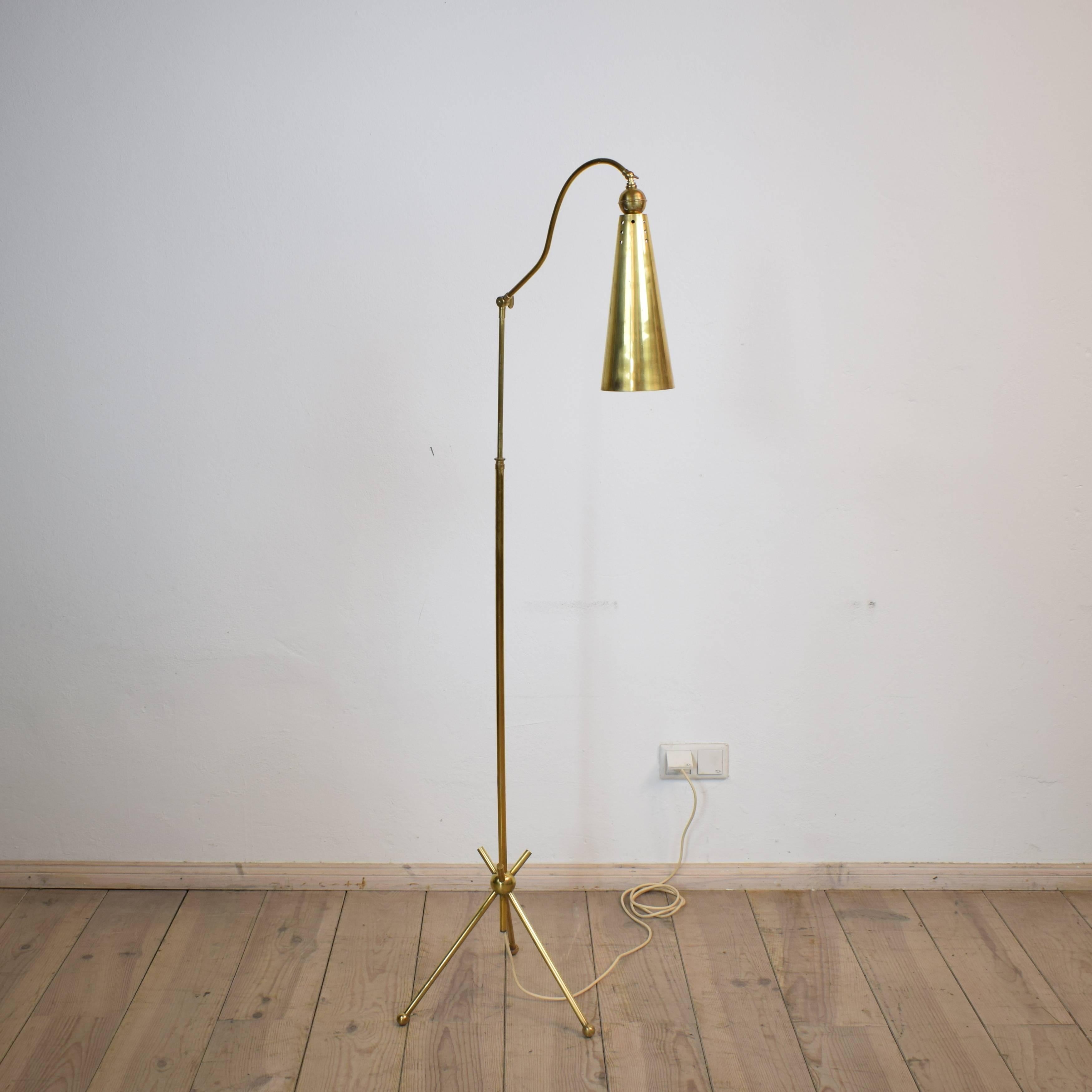 Mid-Century Stilnovo Attributed Brass Floor Lamp, circa 1950 (Moderne der Mitte des Jahrhunderts)