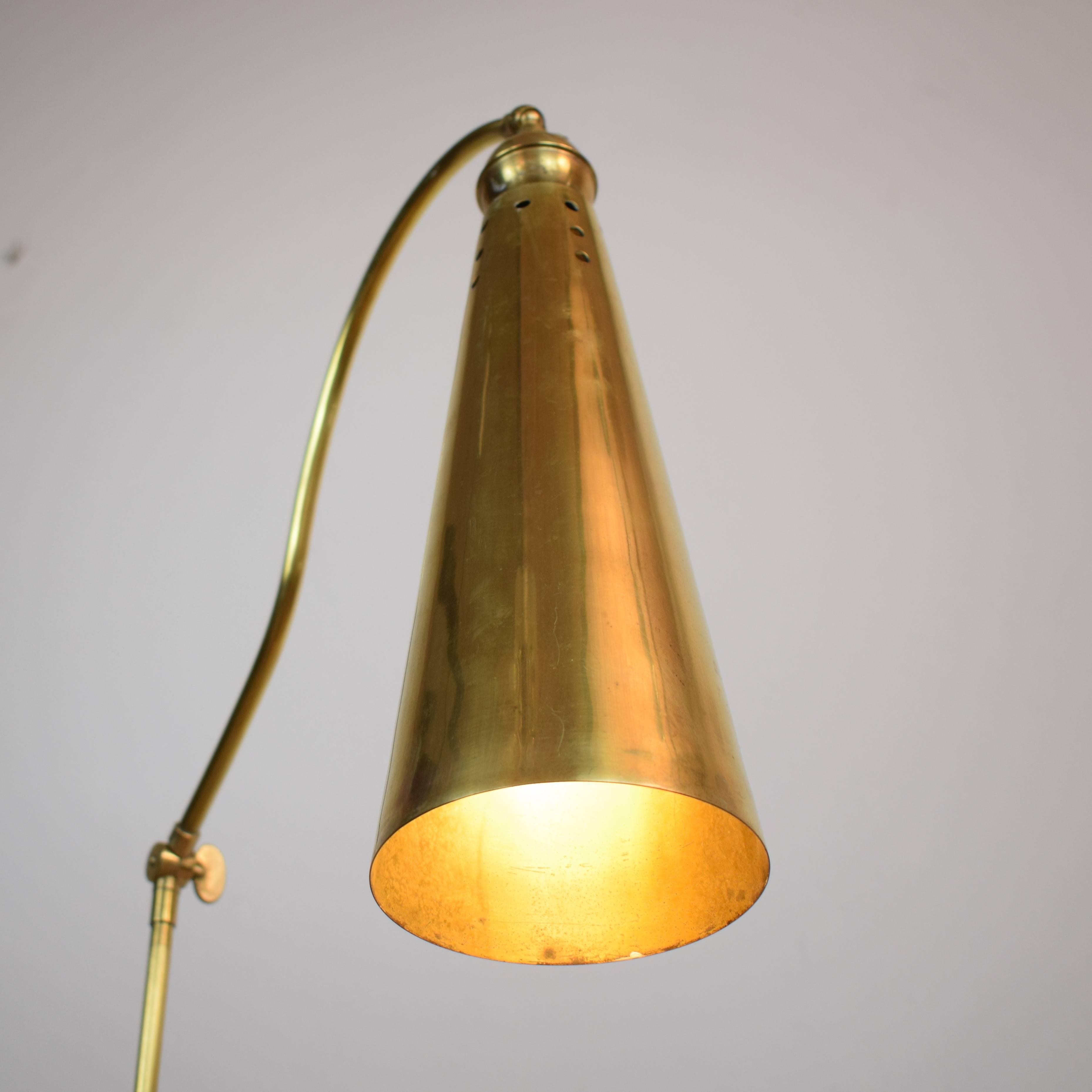 Mid-Century Stilnovo Attributed Brass Floor Lamp, circa 1950 im Zustand „Gut“ in Berlin, DE