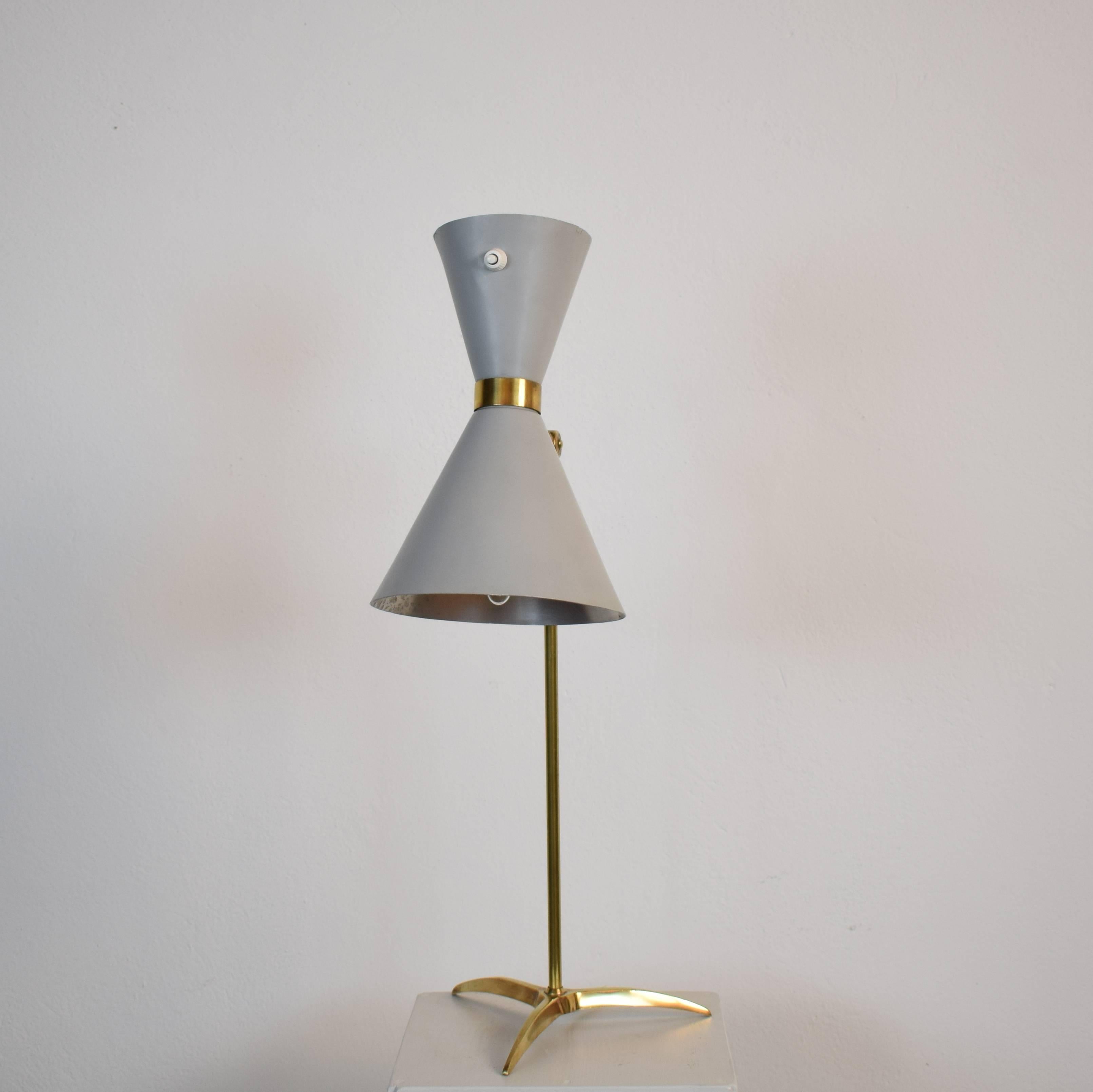 This Mid-Century Stilnovo table lamp has a grey Diavolo shade and brass fittings. It is very elegant.