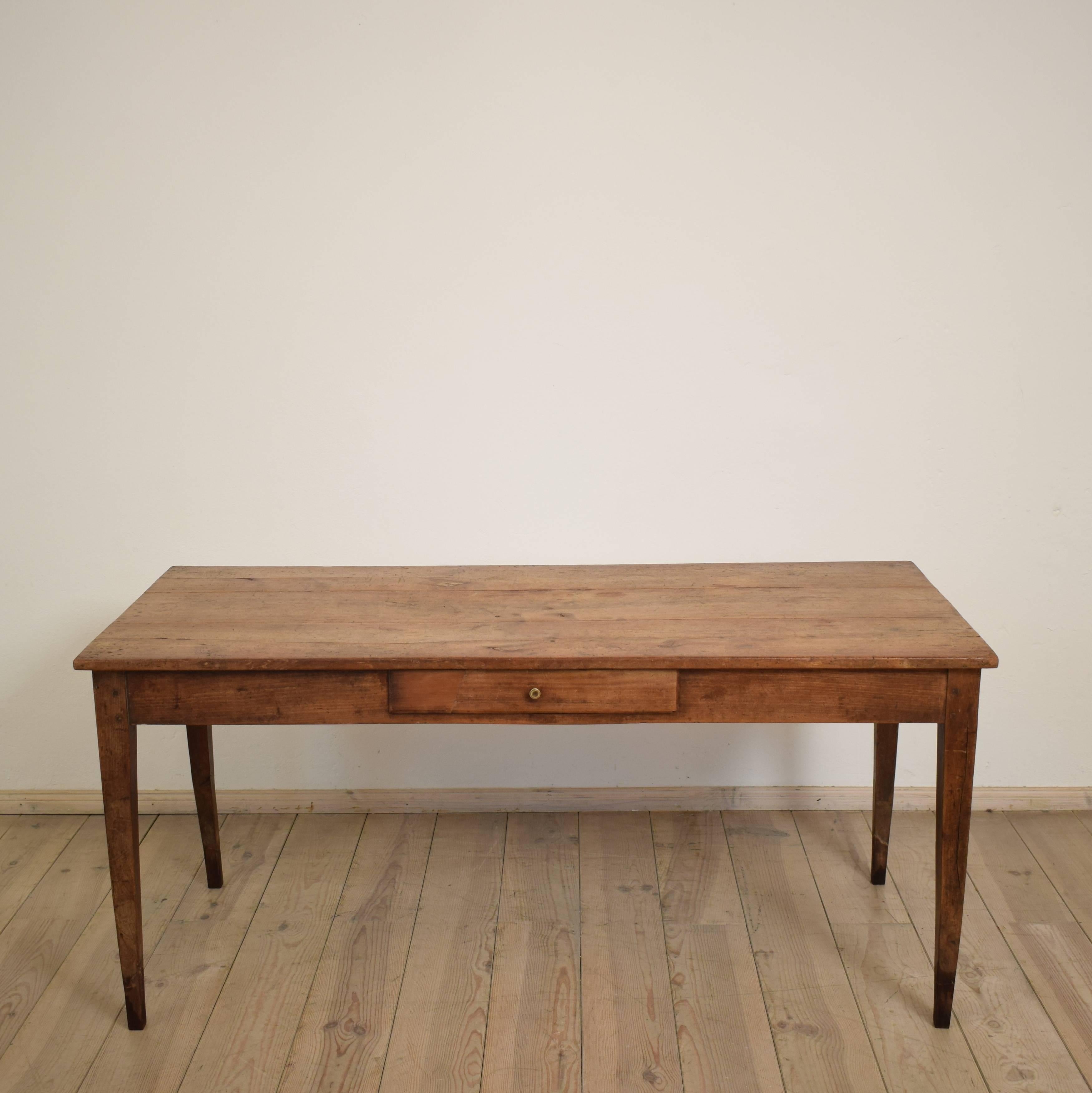 Early 19th Century French Biedermeier Cherrywood Dining Table In Good Condition In Berlin, DE