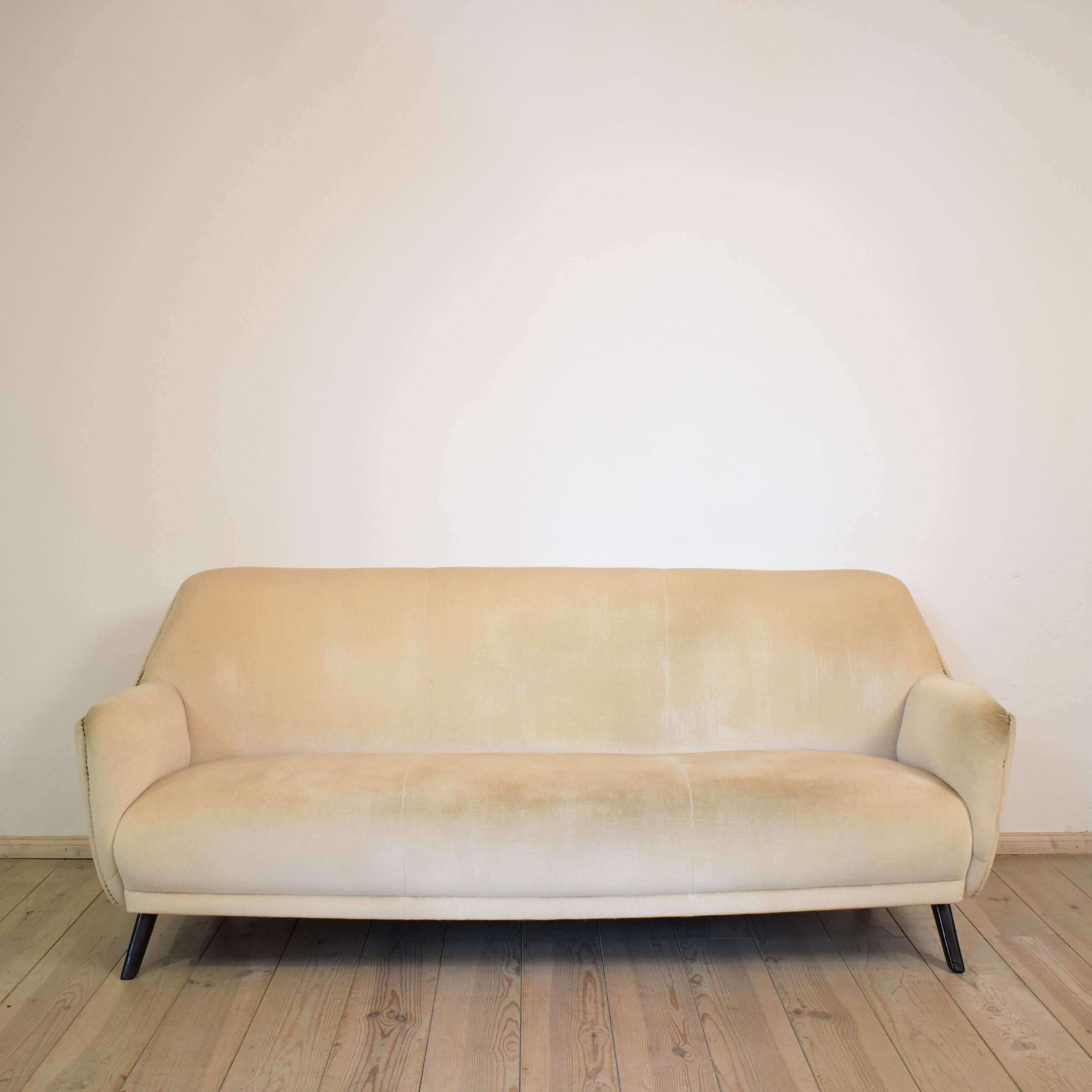 This 1950s sofa, has got the original white velvet cover and is in a great vintage condition.
The cover has got no staines or flaws. It is perfect like you can see on the photos.
The sofa is from Italy and has got a elegant shape. A great piece