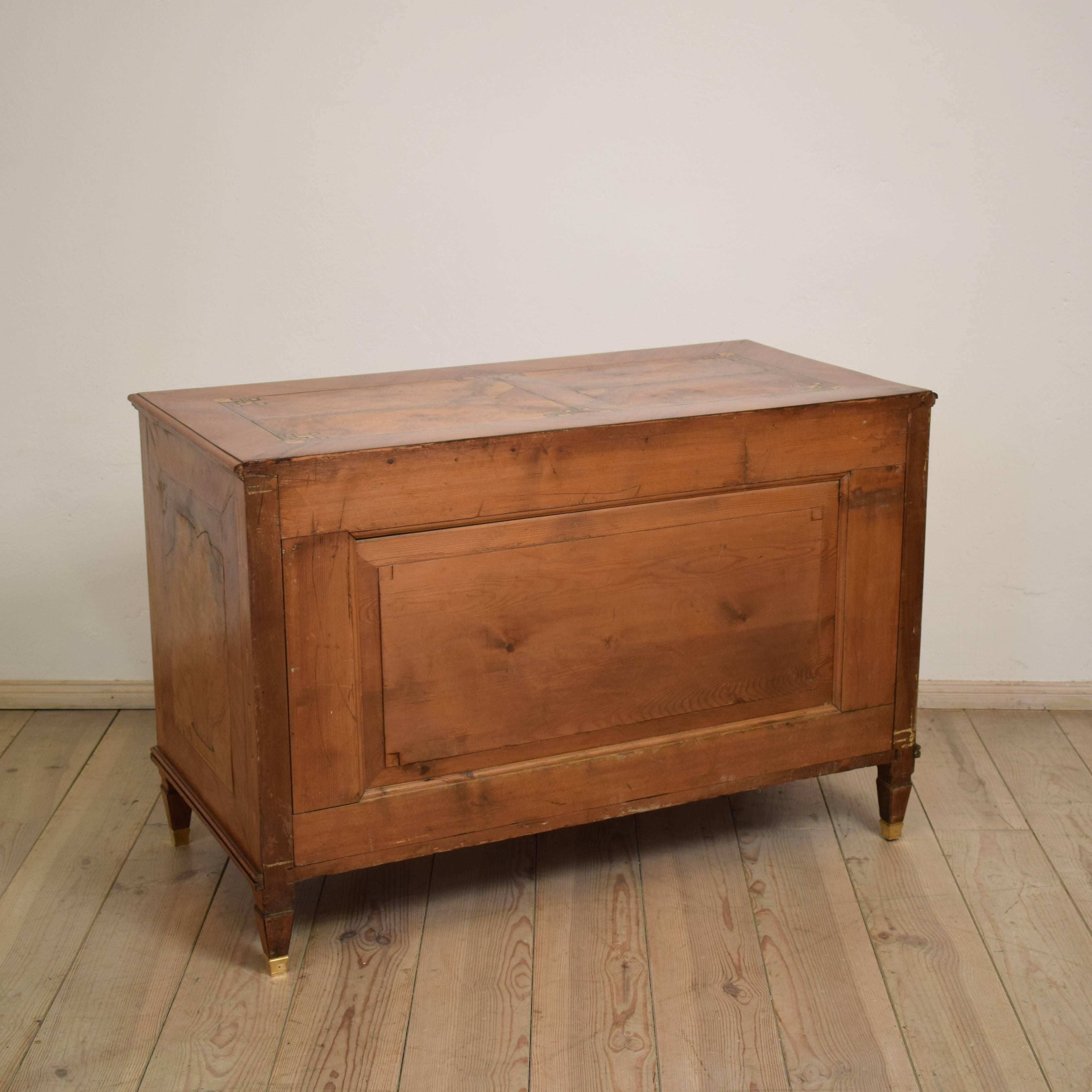 18th Century German Neoclassical Marquetry Commode, circa 1780 3