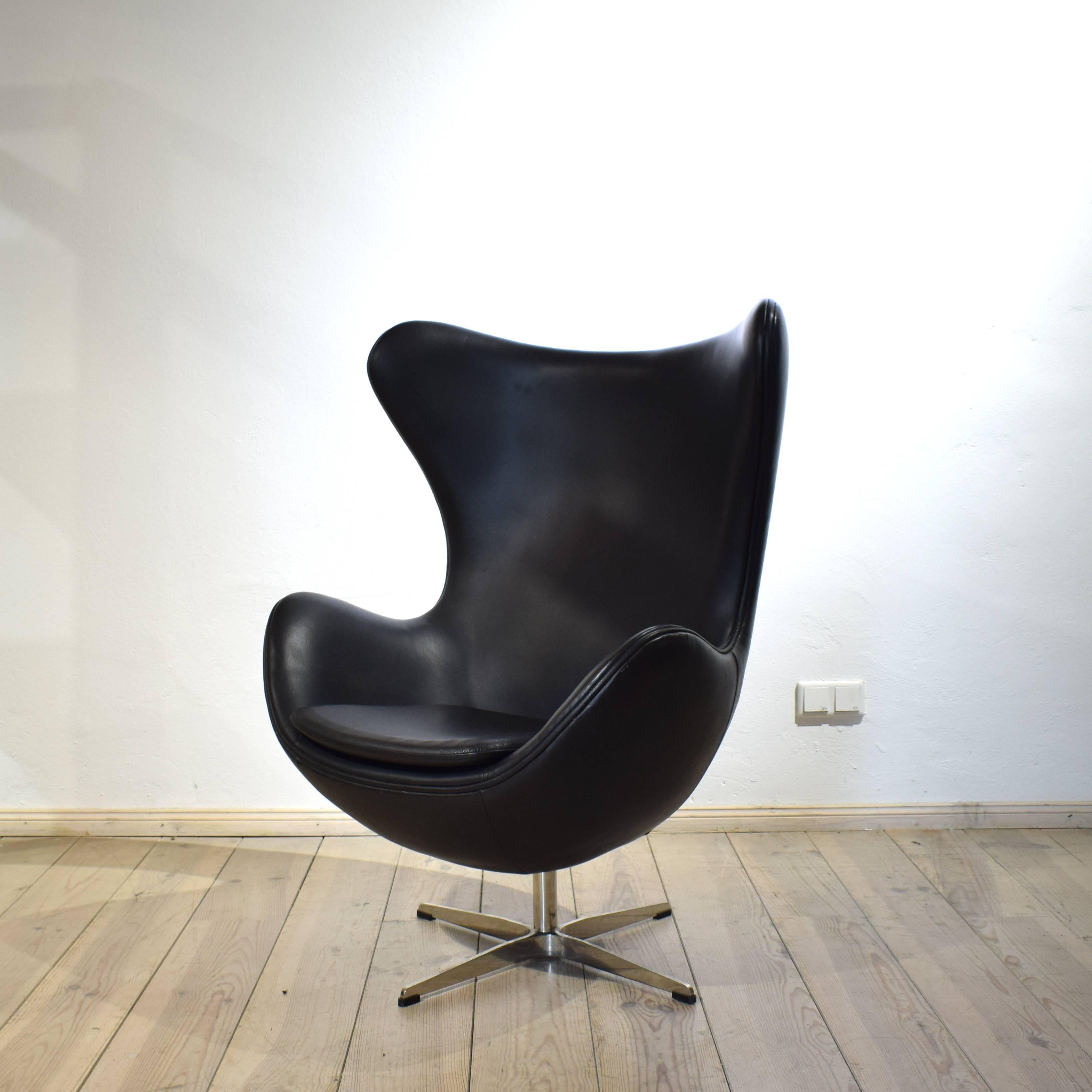This midcentury Lounge chair was build in the style of Arne Jacobsen. It was made in the 1970. The chair contains its original black leather upholstery.
The chair is very comfortable and has a unique look.
A timeless piece of furniture which fits