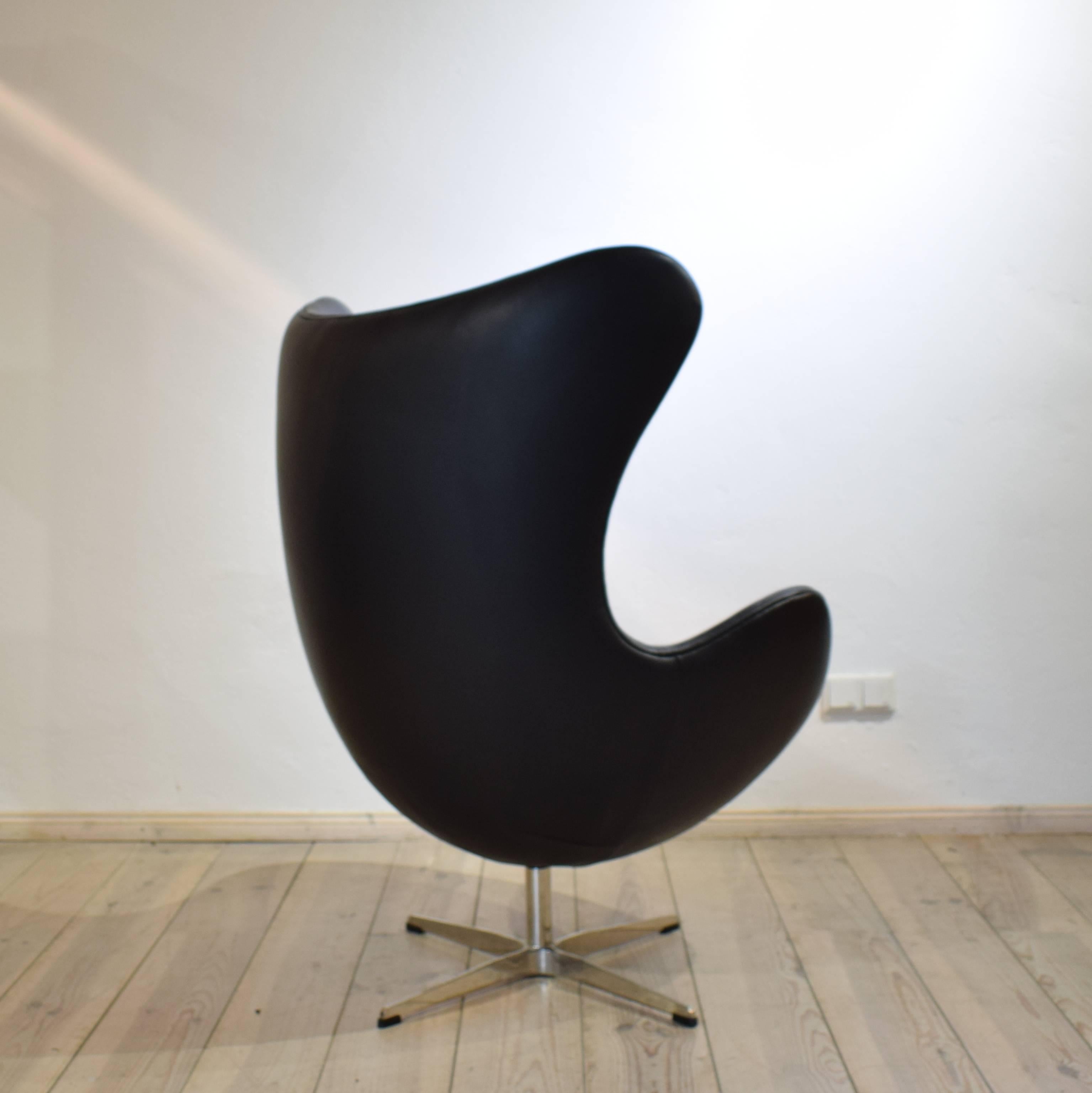 Midcentury Black Leather Egg Chair in the Style of Arne Jacobsen In Excellent Condition In Berlin, DE