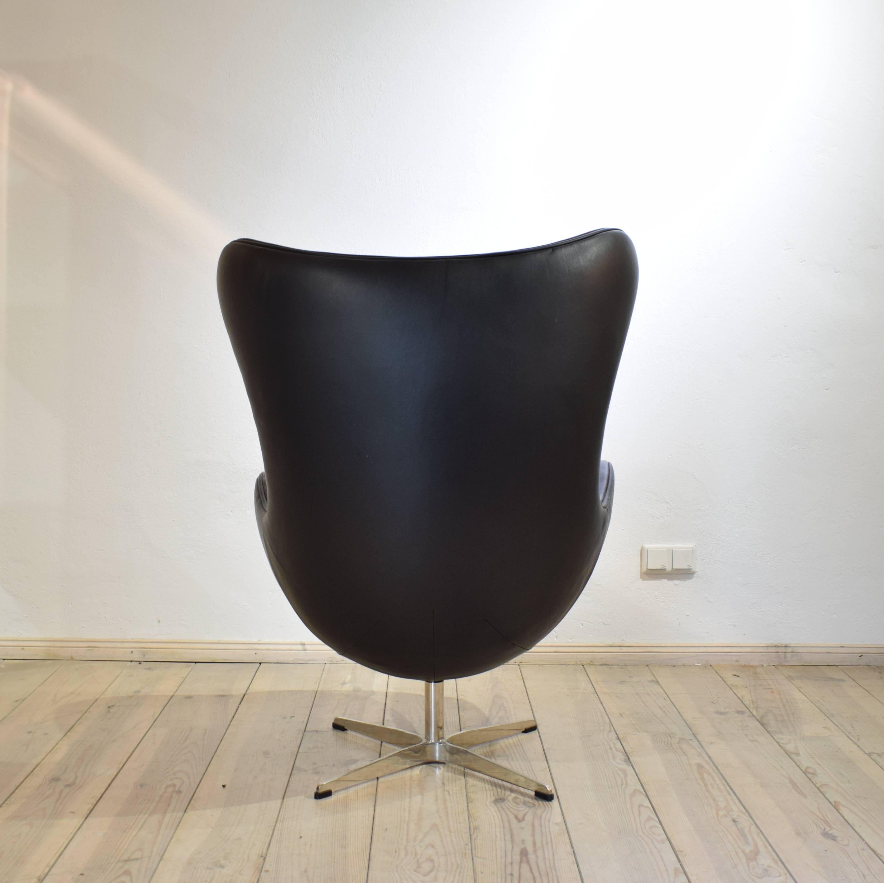 20th Century Midcentury Black Leather Egg Chair in the Style of Arne Jacobsen