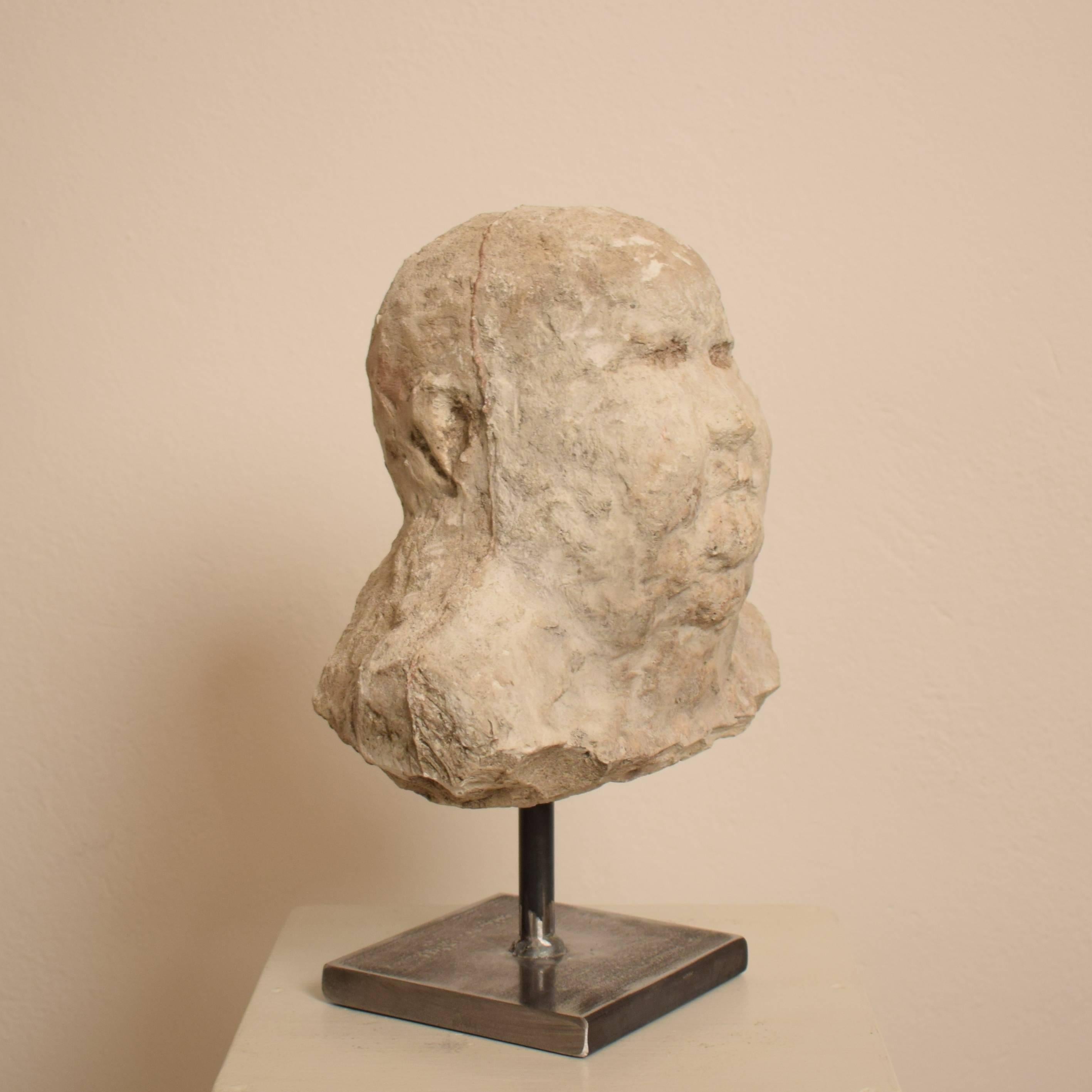 Ce buste en plâtre a été réalisé au début du 20e siècle. Il a probablement été fabriqué par Karl Koch en 1920.