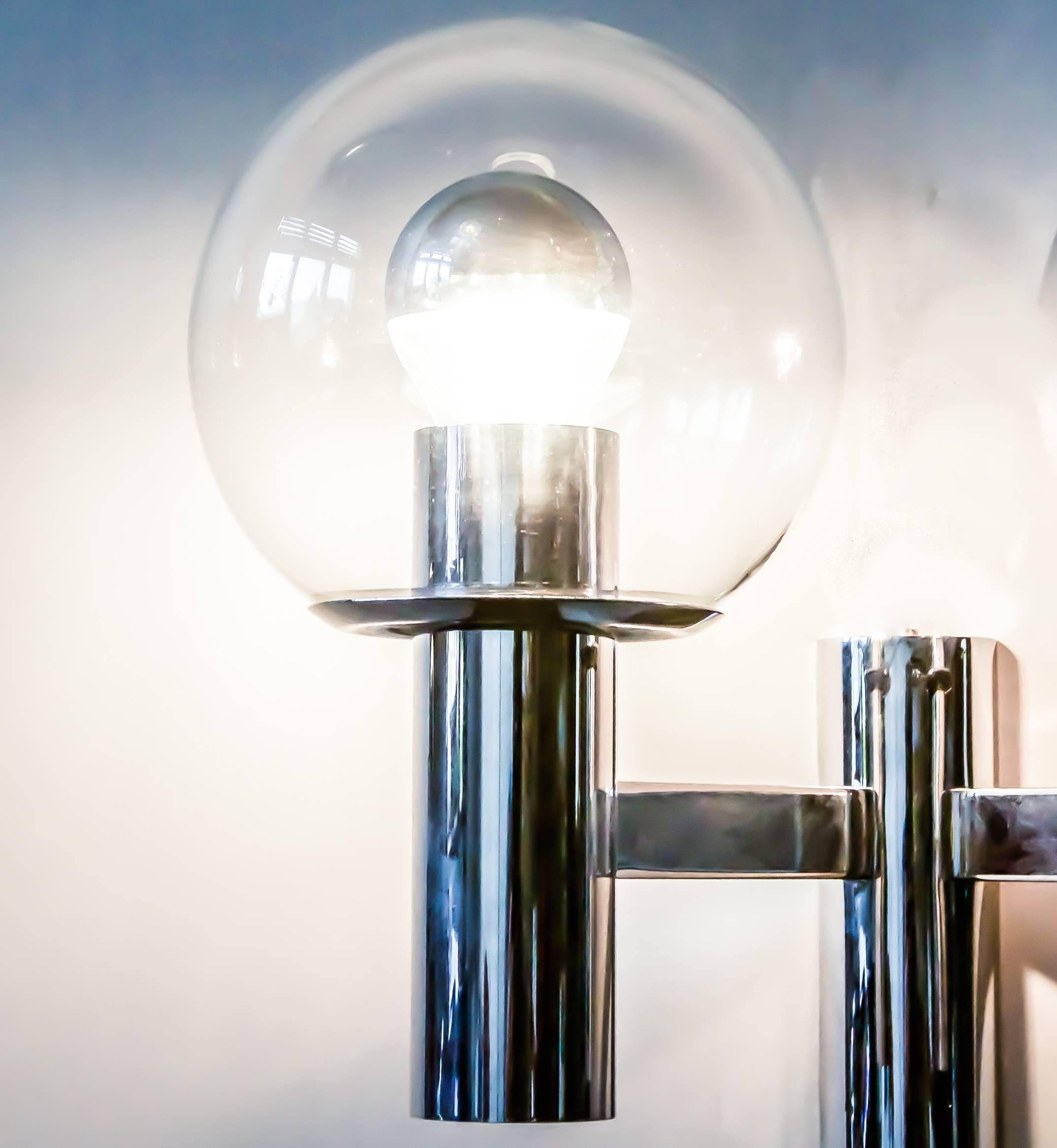 Pair (two) of chrome and glass wall light/sconces by Ott International Germany dedicated to Bauhaus


Pair of modern and plain chrome design sconces by Ott International, dedicated to the Bauhaus Period Germany.
The two blown glass globes are