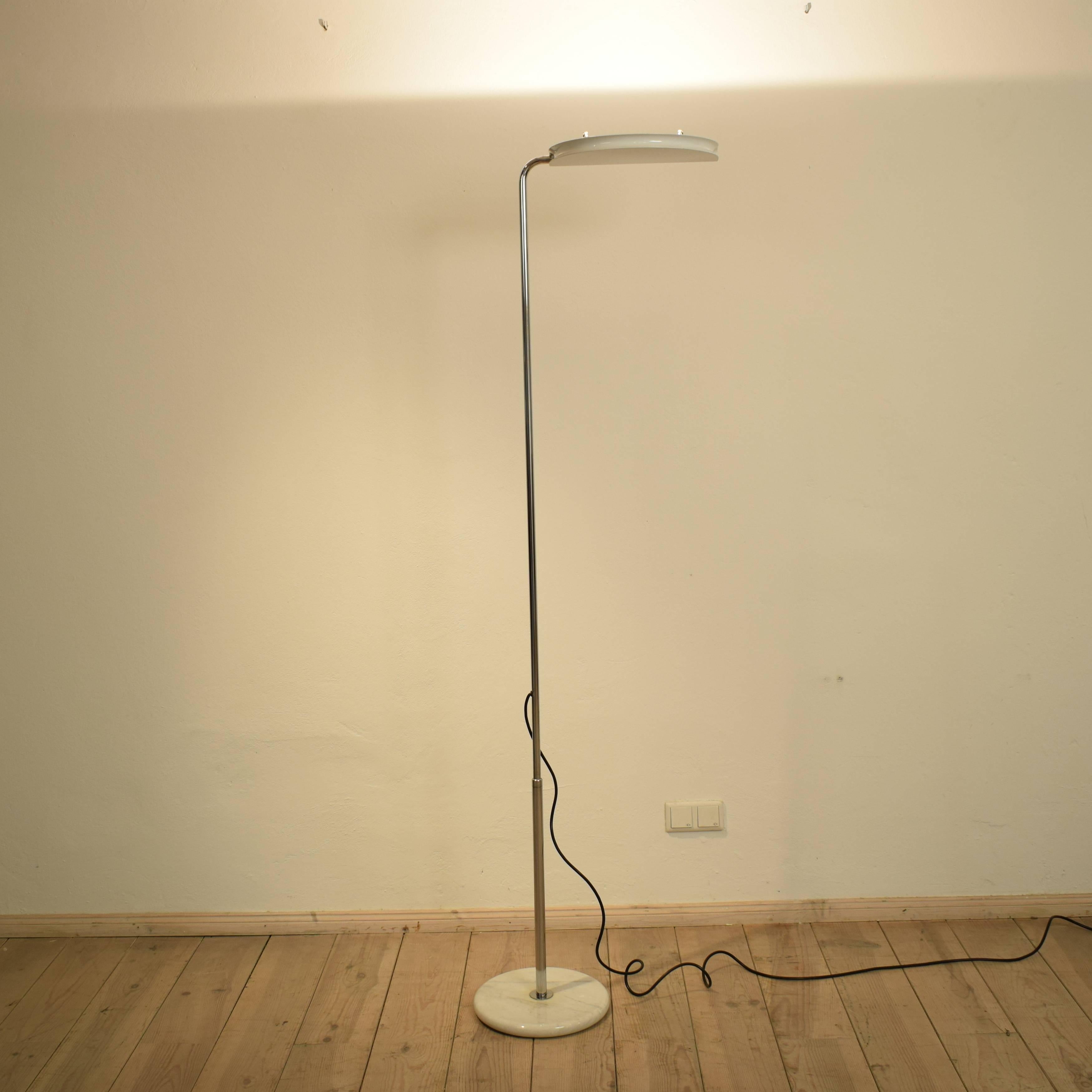 This beautiful floor lamp was produced by Skipper and designed by Bruno Gecchelin in the 1970s.
Die lamp is made out of chrome, lacquered metal and has got a marble base. The lamp is rotatable and can light in different directions. It also can be