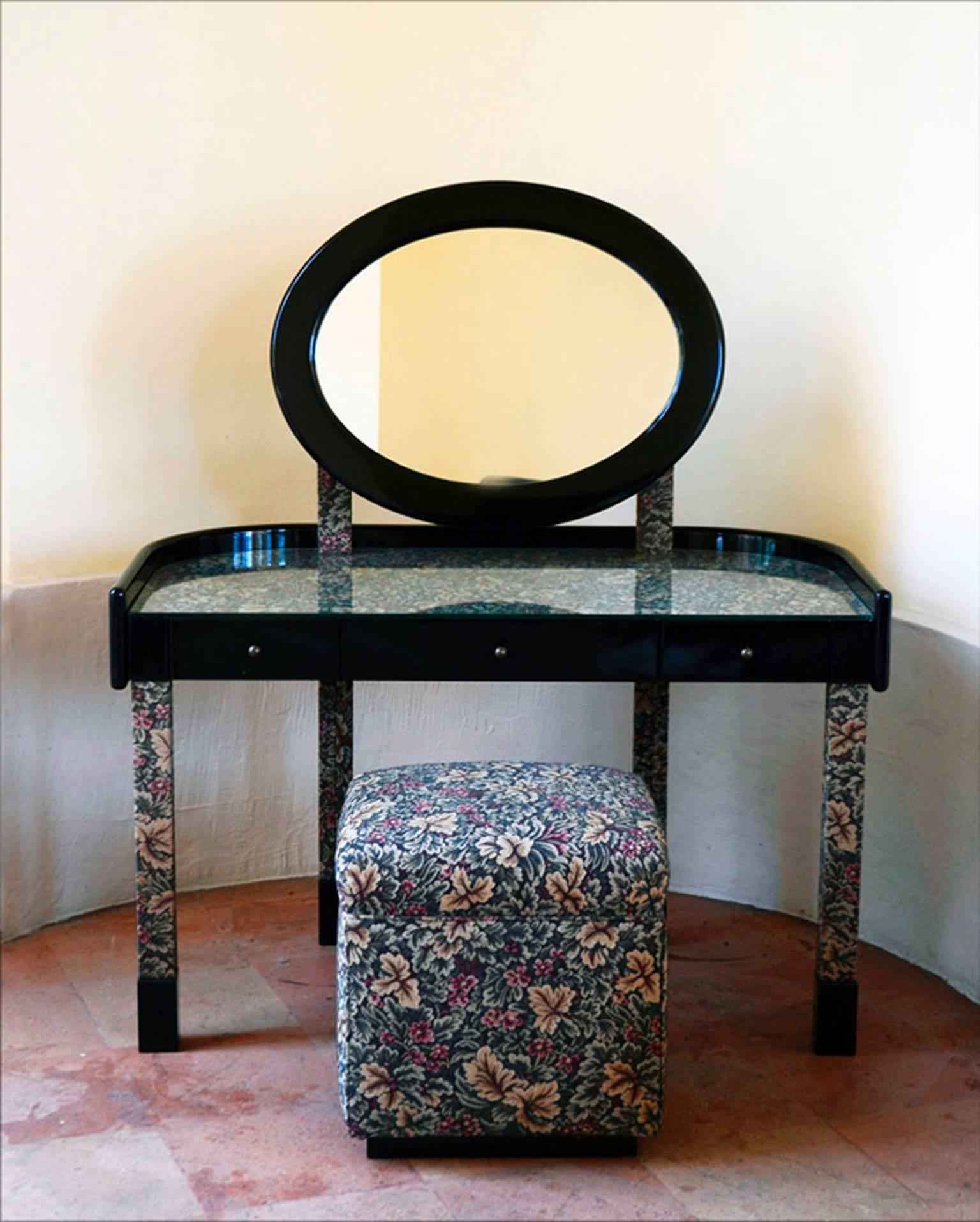 Toilette with pouf, designed by Franco Maria Ricci for SCIC, 1980s.
Painted wood with brocade fabric and details in brass.
Pouf dimensions: cm W 48 x D 48 x H 47.