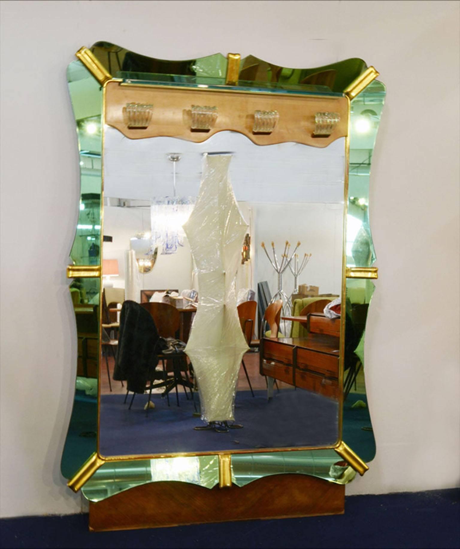Big mirror of the latest 1940s, attributed to Luigi Brusotti for Fontana Arte.
Structure and finishes in solid wood, with green mirrors and hangers in Murano glass and brass.