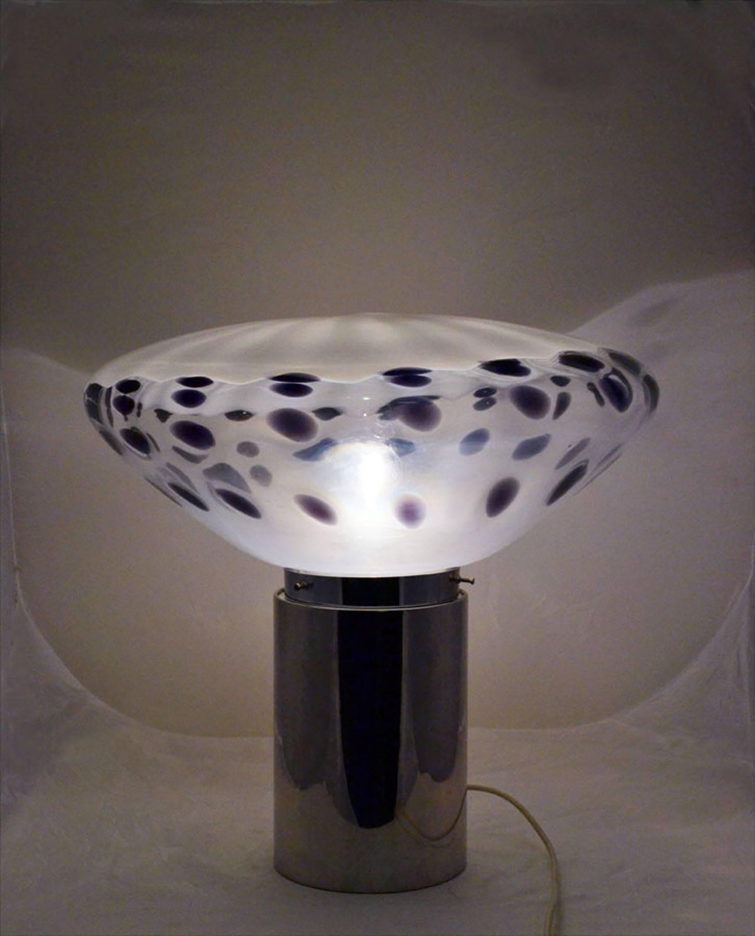 Table lamp prod. Murano, 1970s.
Cylinrical base in chromed steel, lampshade in blown glass with murrine.