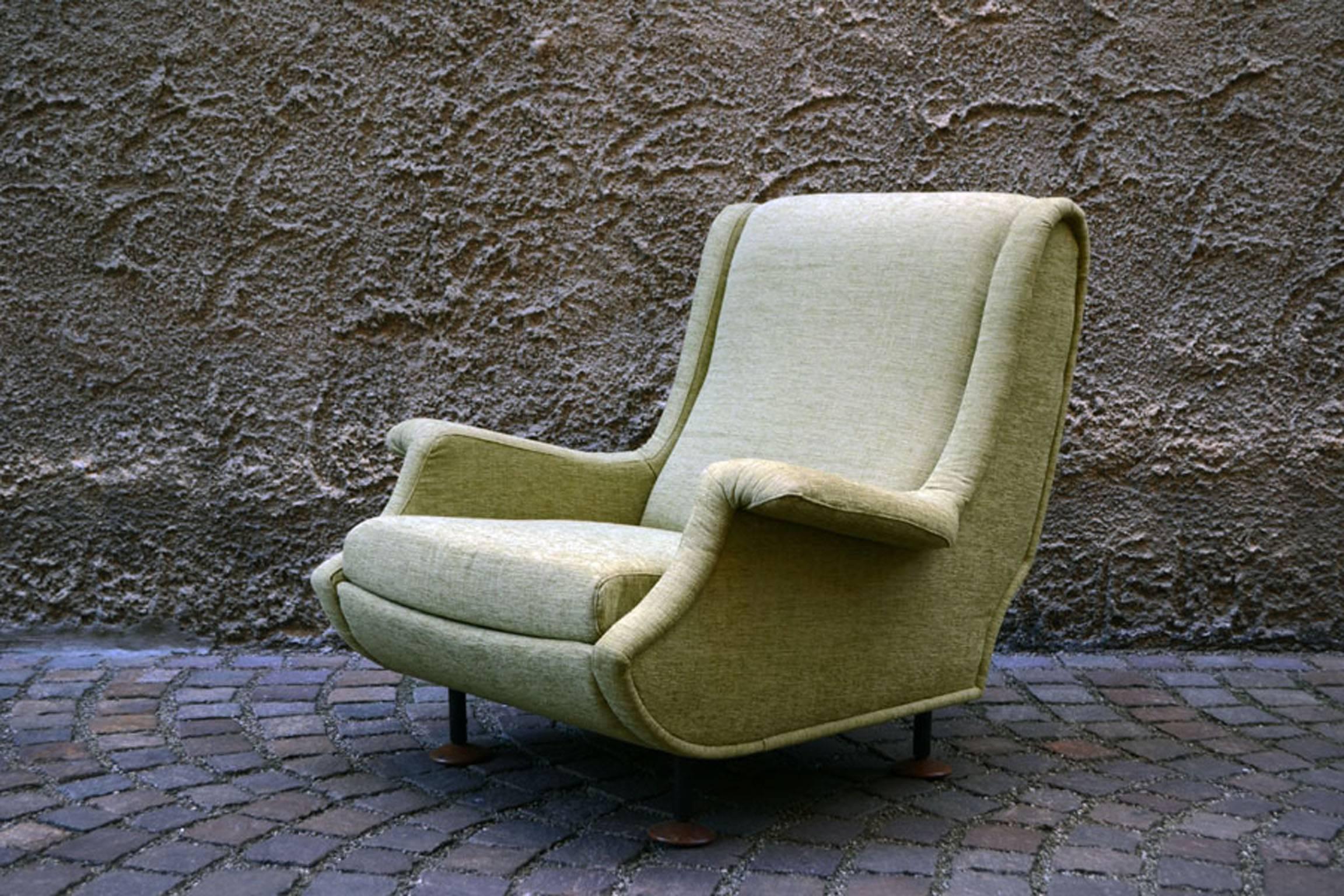 ‘Regent’ armchair design Marco Zanuso for Arflex, 1960s.
In fabric with feet in wood and metal.