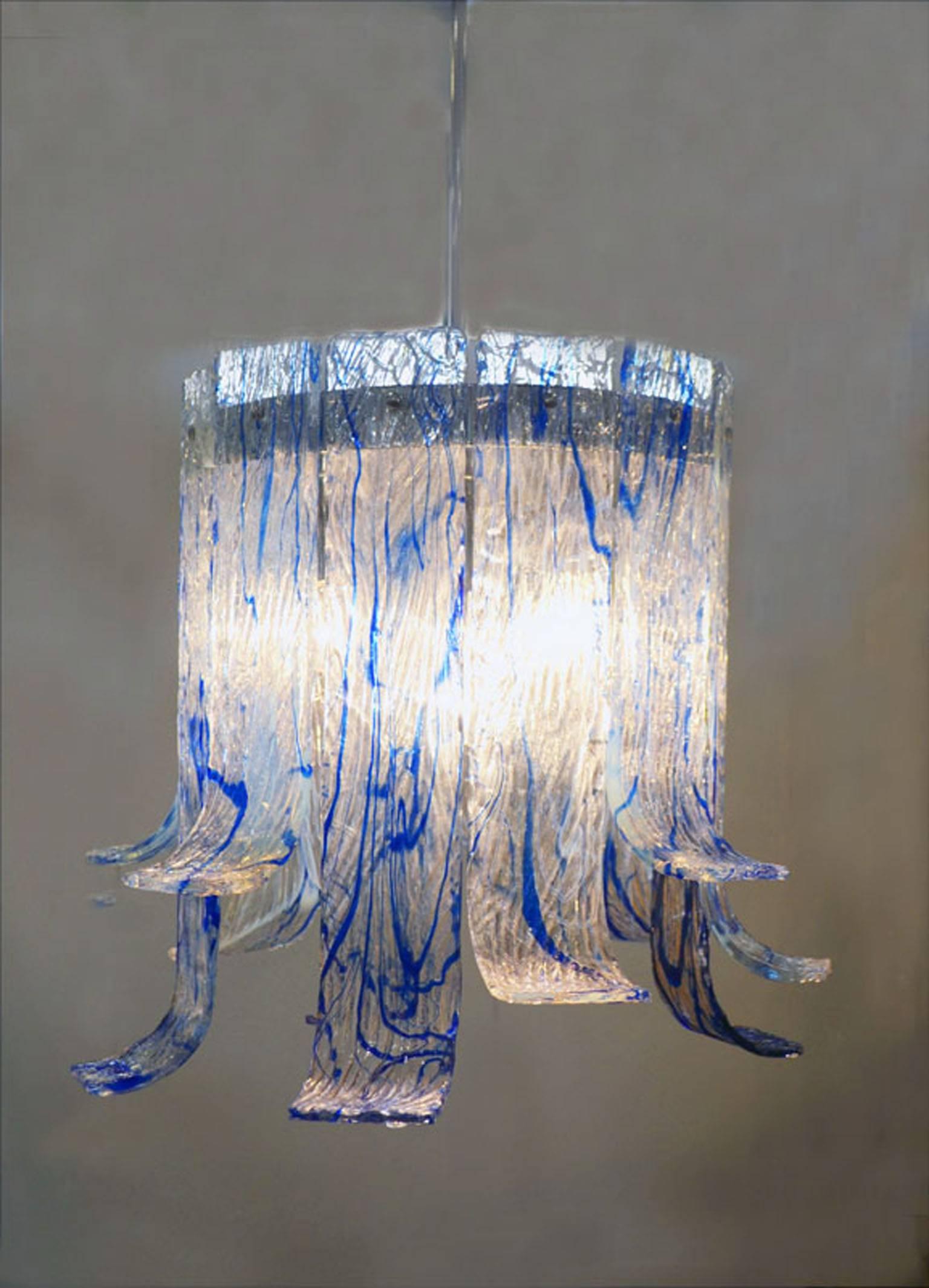 Italian Mazzega Murano 1970s Chandelier in Transparent Glass with Blue Filaments For Sale
