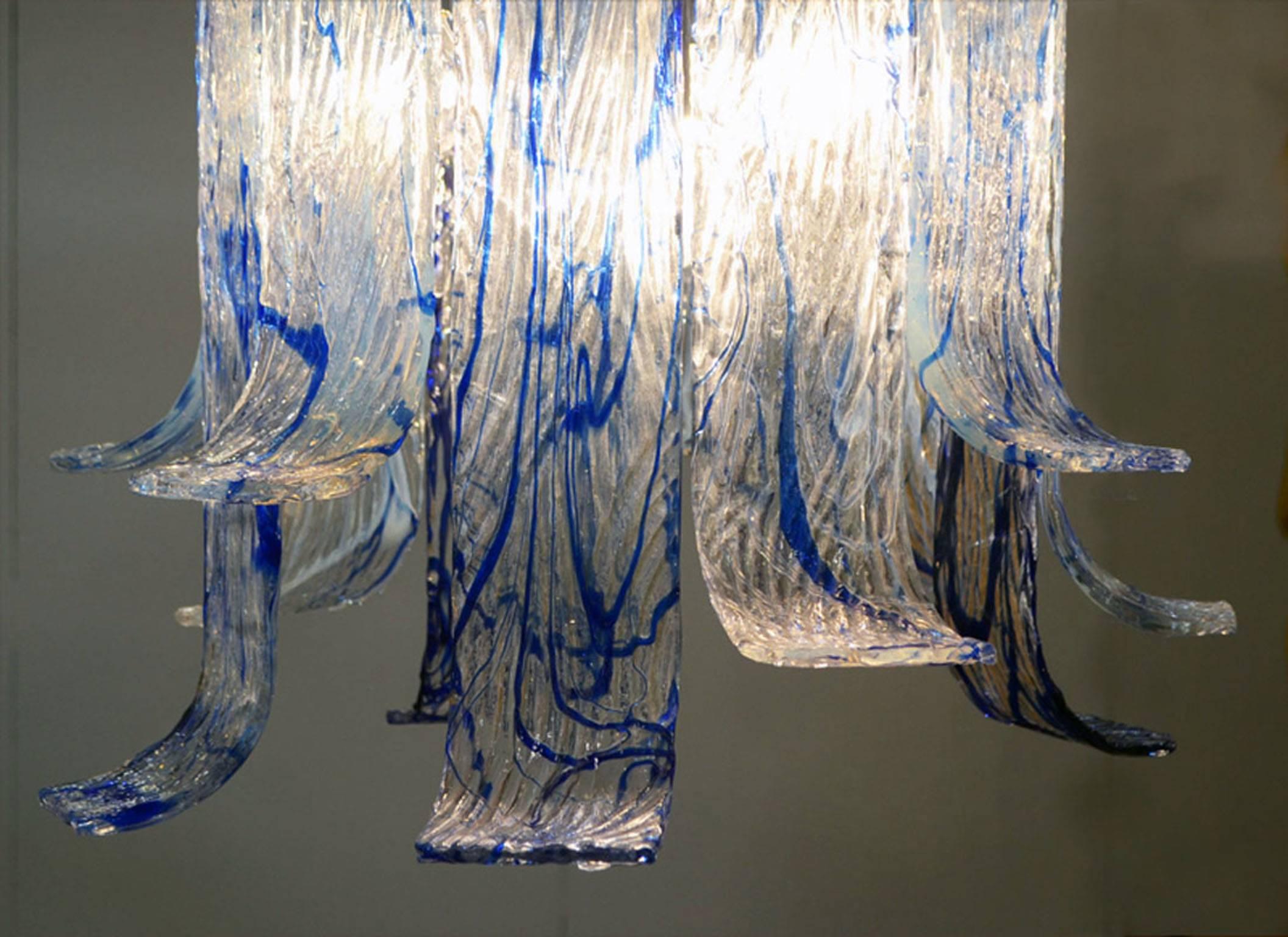 Mazzega Murano 1970s Chandelier in Transparent Glass with Blue Filaments In Excellent Condition For Sale In Parma, IT