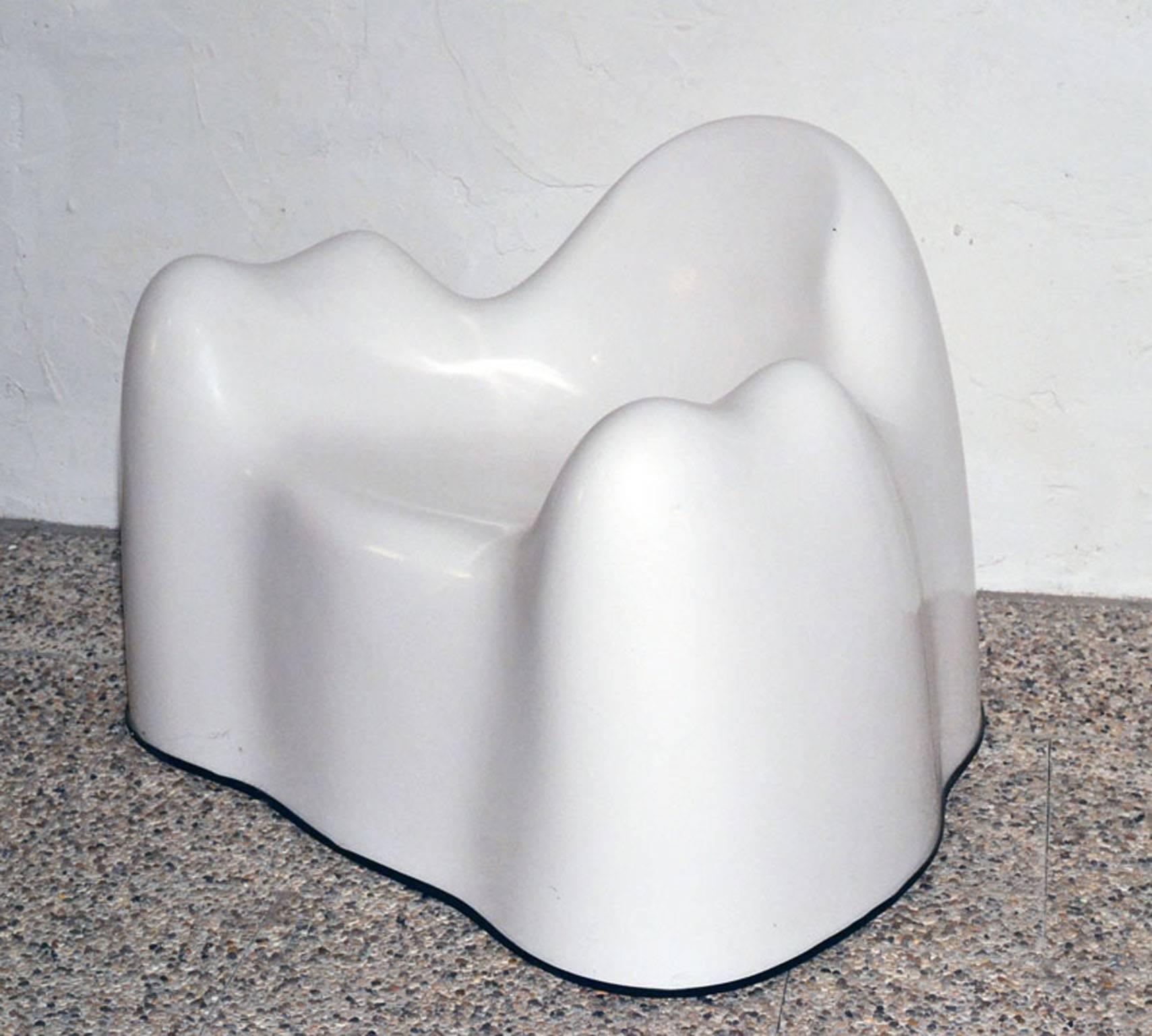 Armchair in painted fiberglass, molar tooth shaped.
Designed and produced by Wendell Castle.
USA, 1960s.