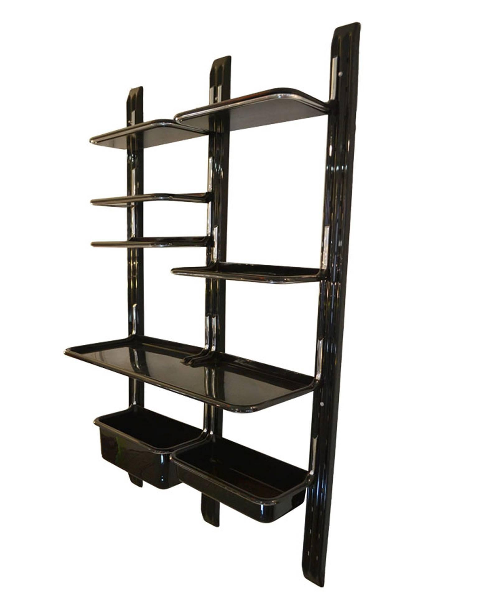 1970s wall bookcase prod. Saporiti Italy.
Wholly in plastic, with interlocking uprights and shelves supports, in chromed steel.
Includes two containers, one big shelf and five small shelves.

