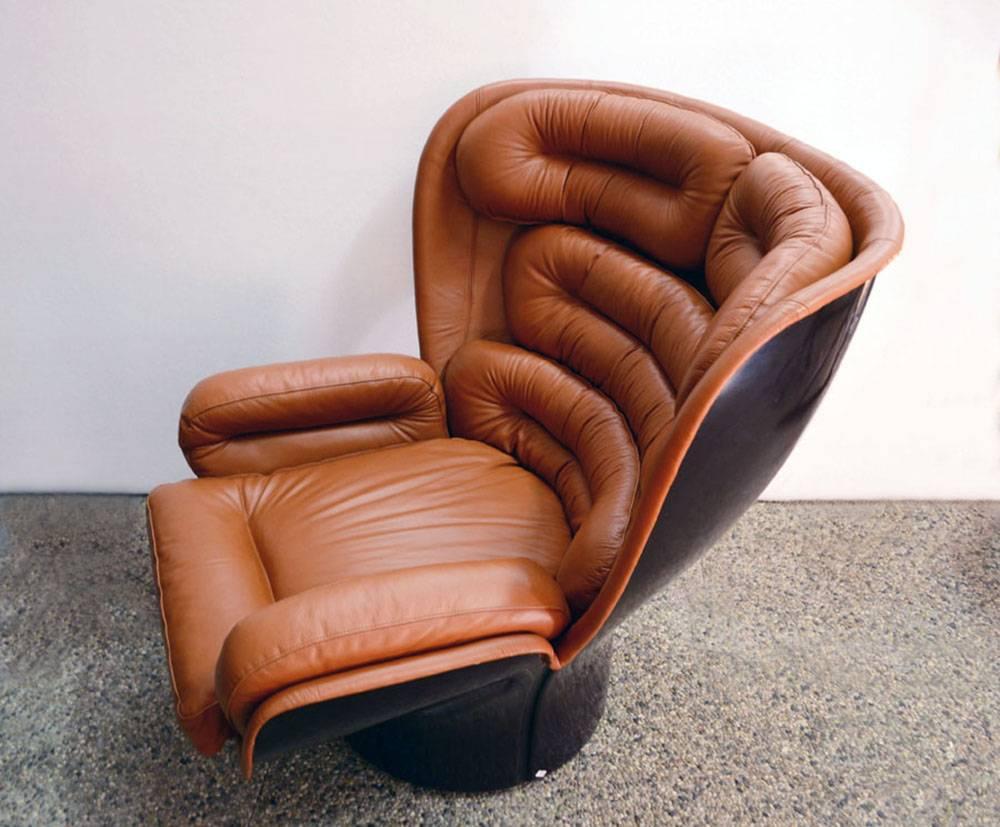 Joe Colombo ‘Elda’ swivel chair, prod comfort, 1963.
First edition in leather with rare dark brown fiberglass shell.