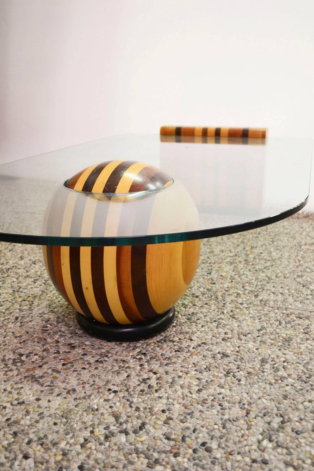 1970s Italian Coffee Table in Solid Woods of Different Colors with Crystal Top For Sale 1