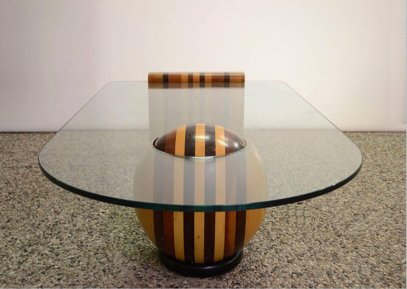 1970s Italian Coffee Table in Solid Woods of Different Colors with Crystal Top For Sale 2