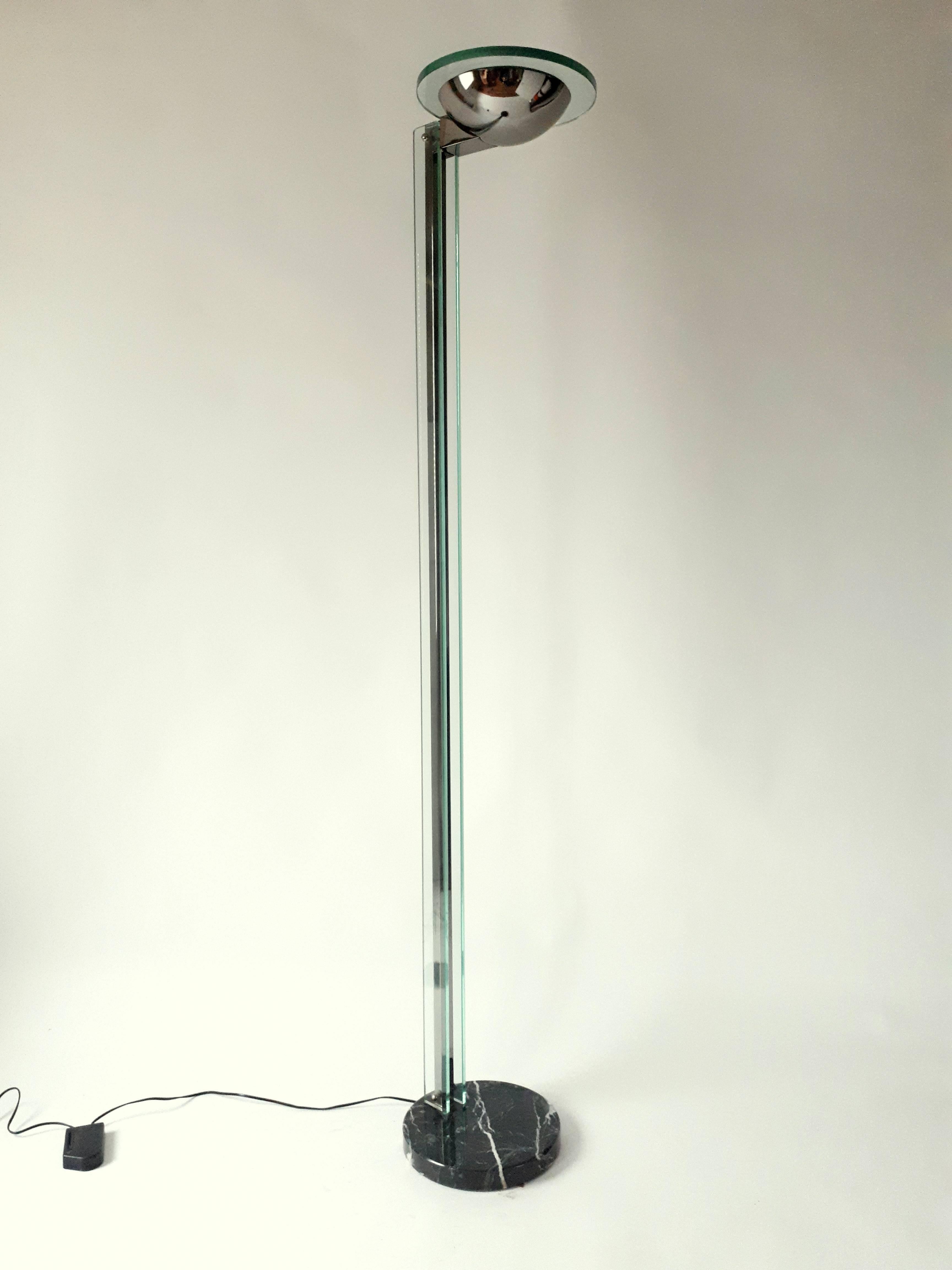 Moderno Lampada da terra alogena Torchiere , Placcata in argento , Vetro e marmo , Italia ,  1980s in vendita