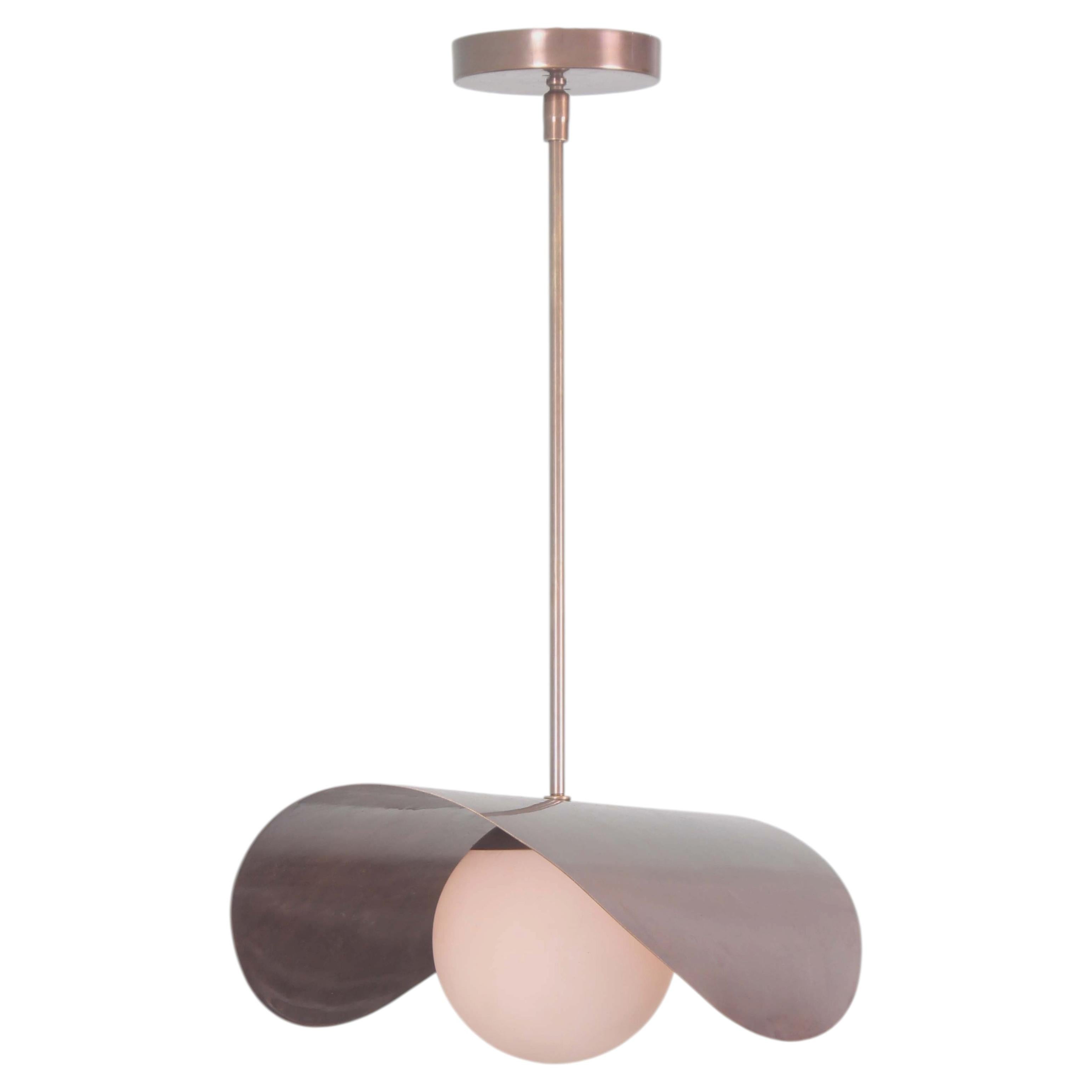 Lámpara colgante estilo MCM con pantalla de latón tipo «silla de montar» y globo de cristal