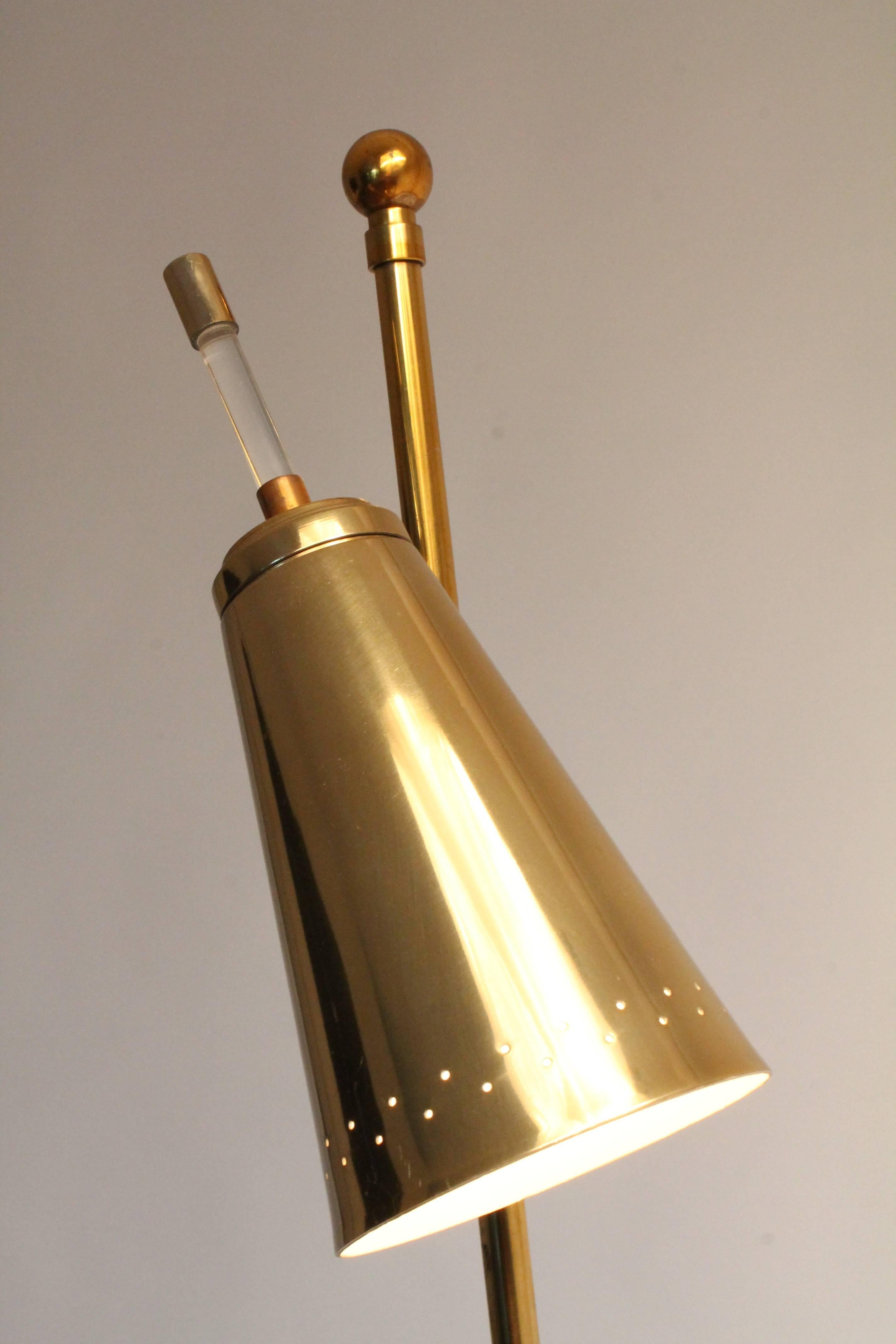 1960S Brass and Walnut Floor Lamp , USA In Good Condition In St- Leonard, Quebec