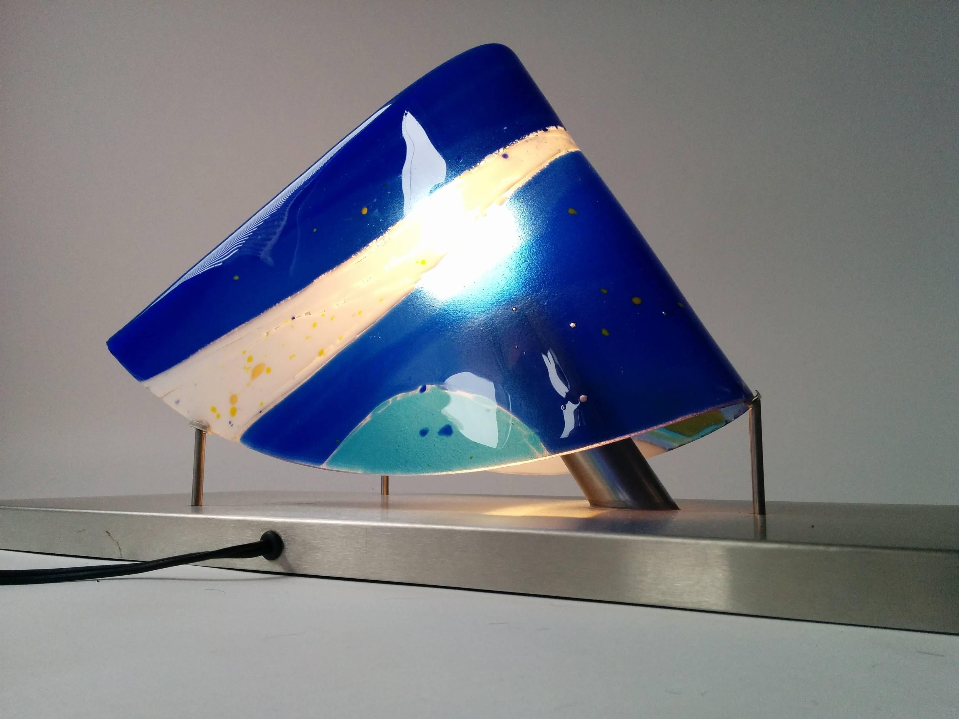 Moderne Grande lampe de bureau d'art en verre fusionné  sur socle en acier inoxydable, États-Unis, années 1980 en vente