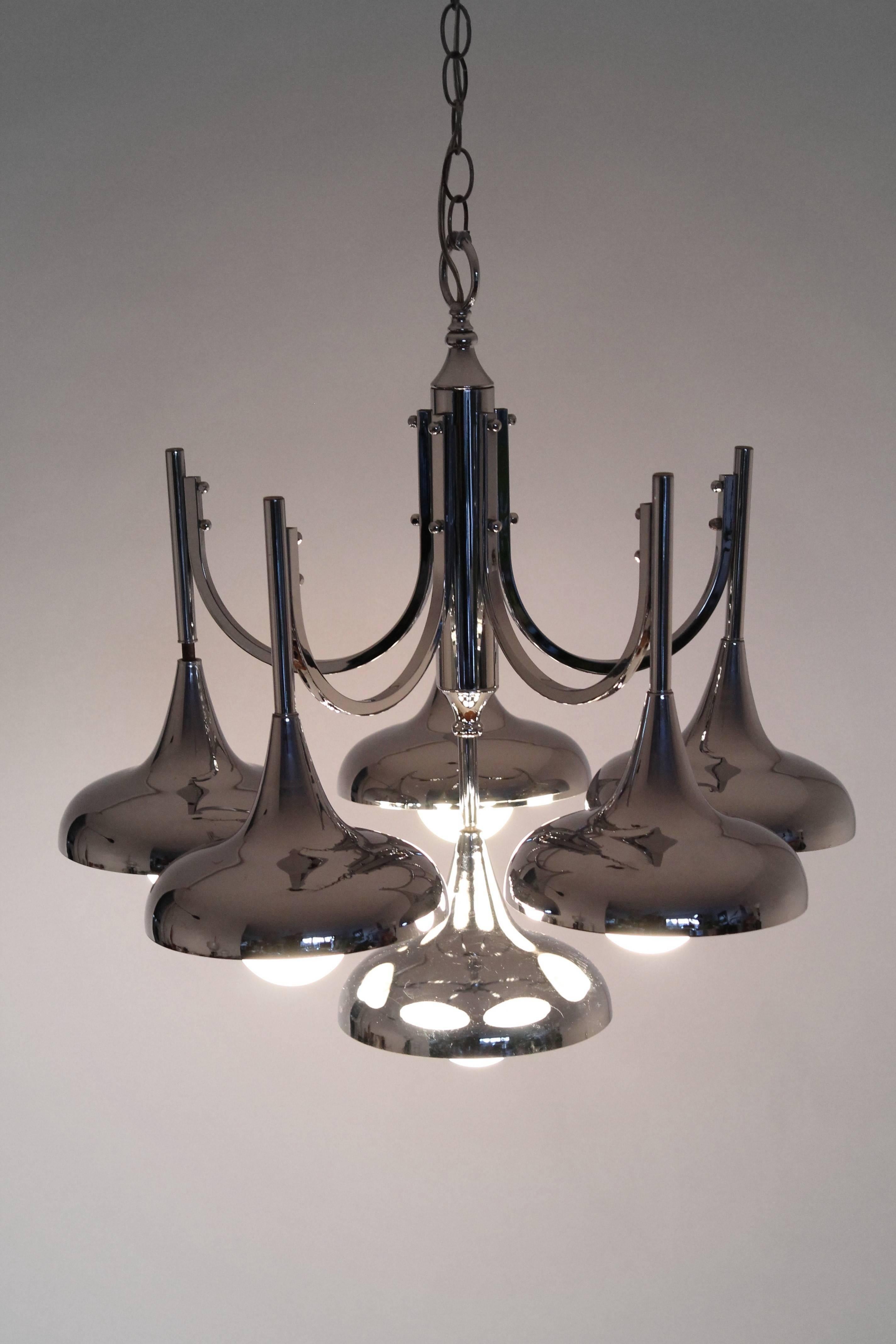 Late 20th Century Six Arms Chromed Trumpet Chandelier in the Style of Reggiani/Sciolari, 1970s For Sale