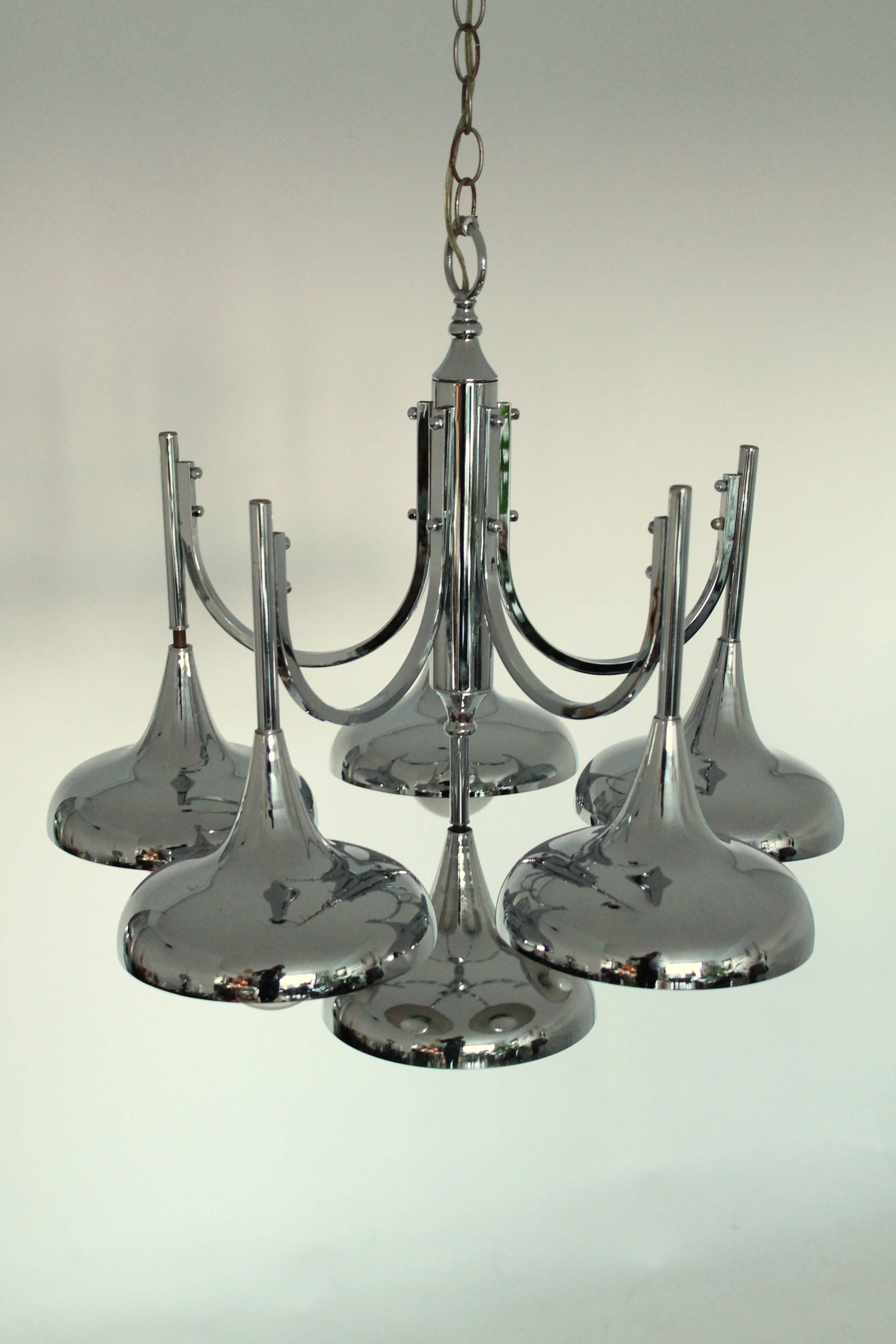Six Arms Chromed Trumpet Chandelier in the Style of Reggiani/Sciolari, 1970s In Excellent Condition For Sale In St- Leonard, Quebec
