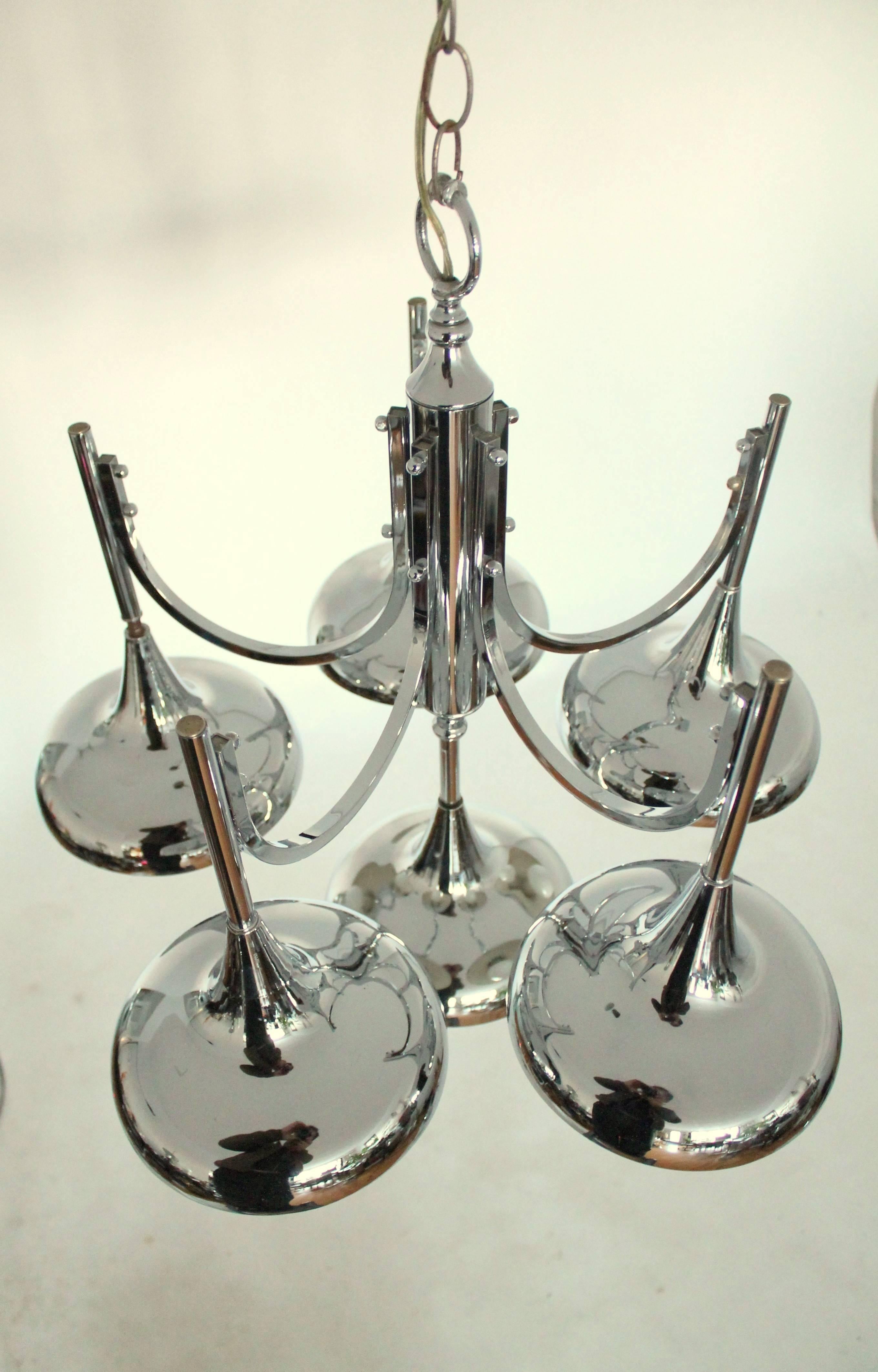 Sechsarmiger verchromter Trompetenkronleuchter im Stil von Reggiani/Sciolari, 1970er Jahre im Angebot 1