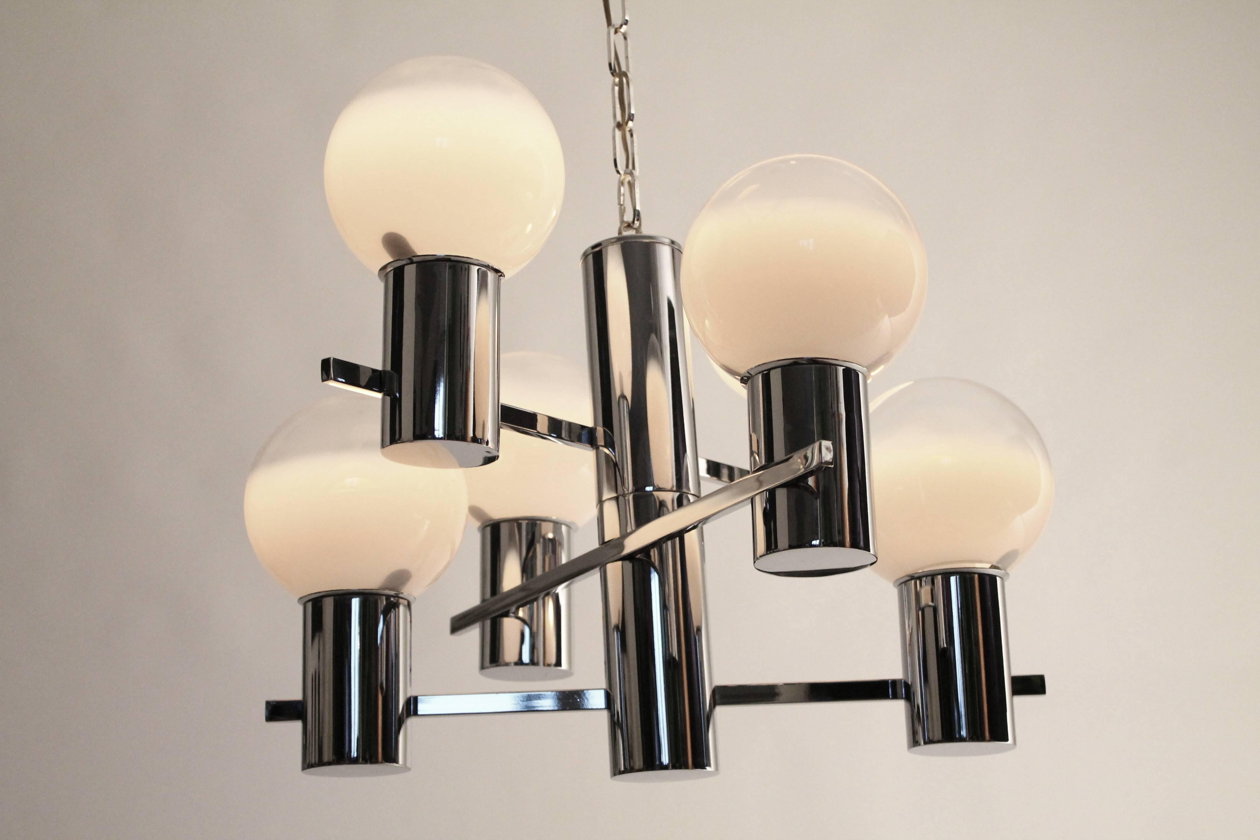 Asymetrical Chromed Six-Arm Chandelier in the Style of Sciolari/Mazzega, 1970s In Excellent Condition In St- Leonard, Quebec