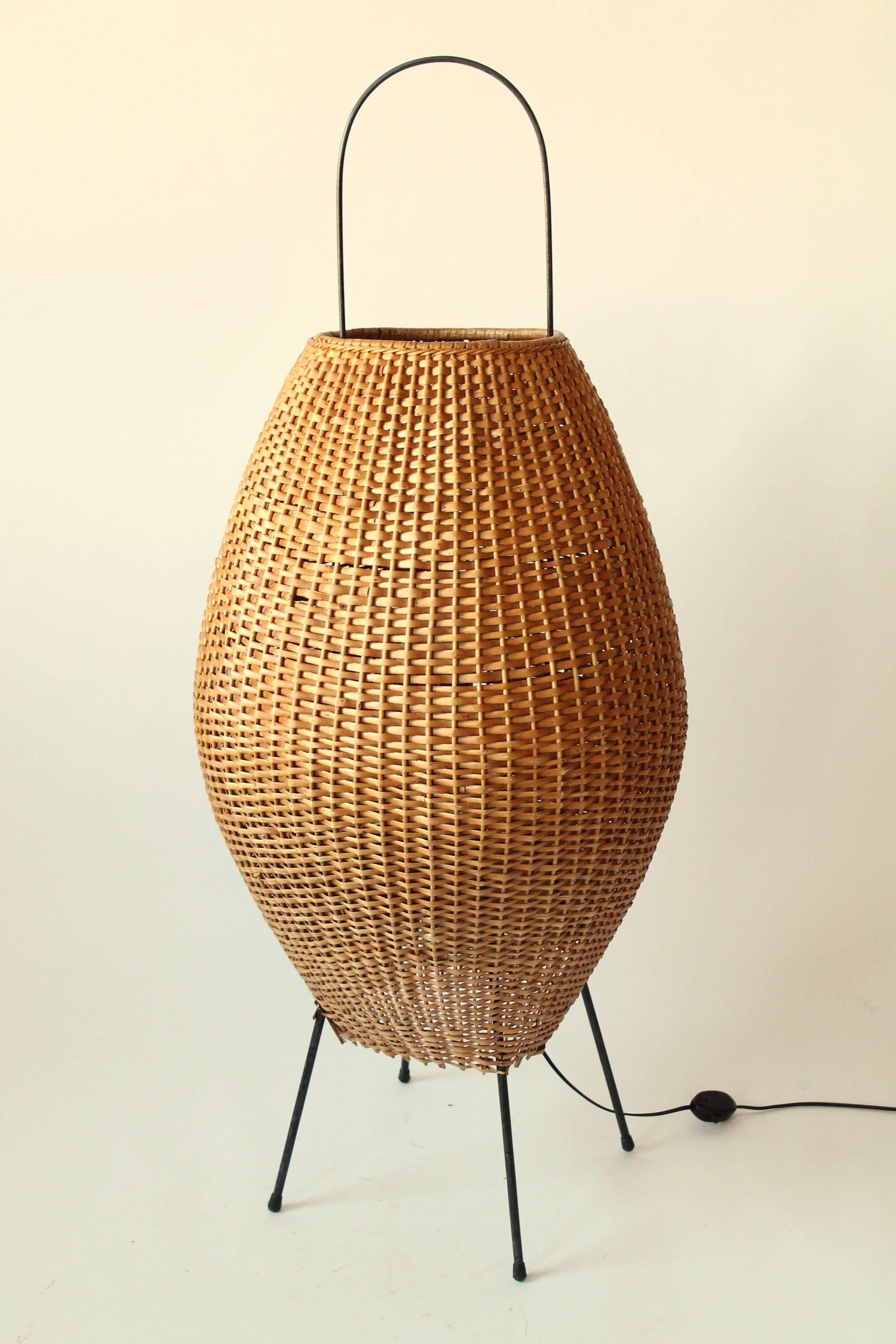 Rare Huge Wicker Floor Lamp in the Style of Tony Paul, 1950s, USA In Good Condition In St- Leonard, Quebec